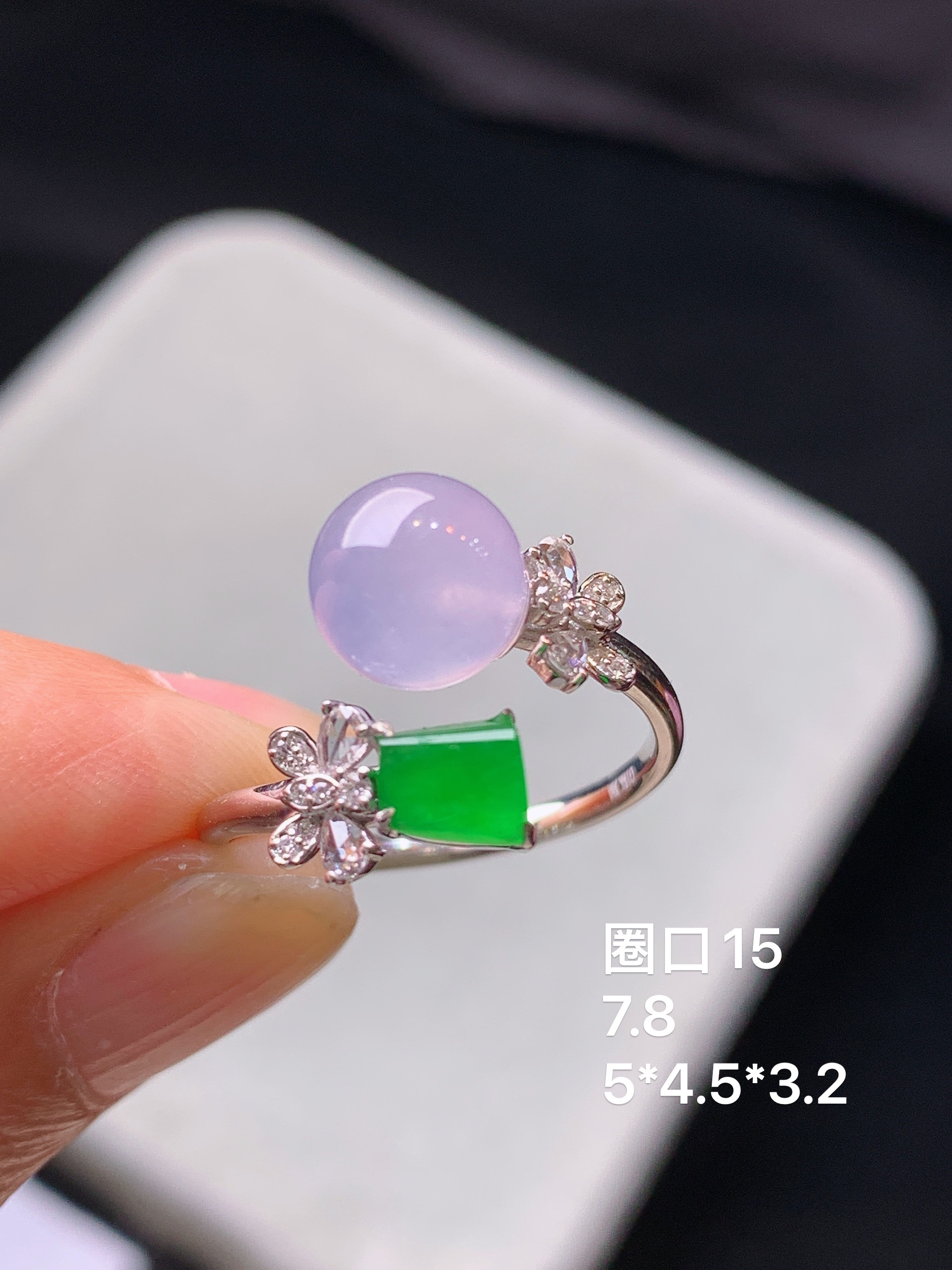 18k金钻镶嵌浅紫罗兰圆珠戒指 玉质细腻 色泽艳丽清新 水润亮眼 圈口15 整体尺寸7.8b5