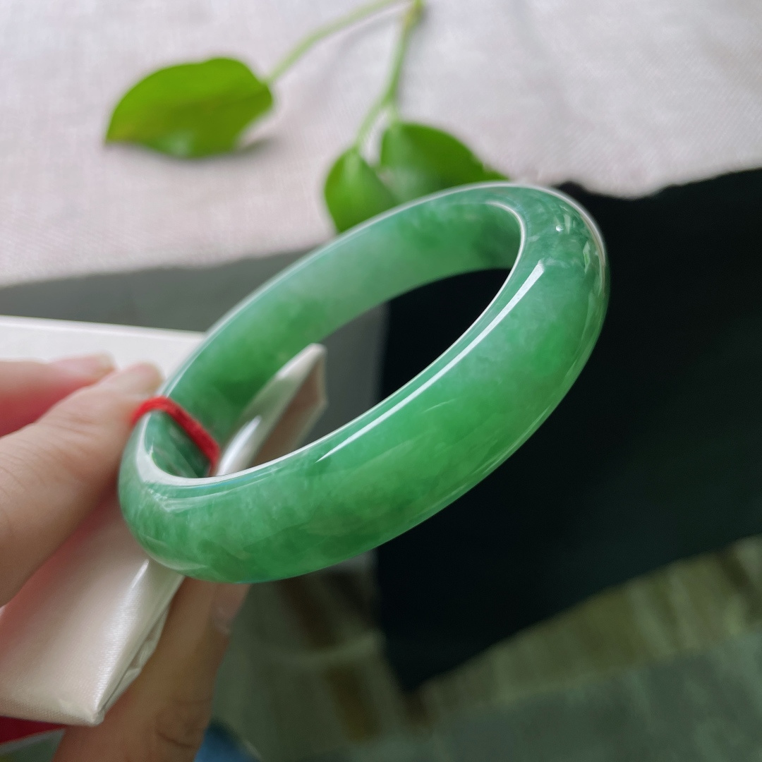 55.4/12.6/8.2，绿底正圈，水润，一抹浓绿，满室芳华，满绿入玉，贵气自生。有纹，ss50942a