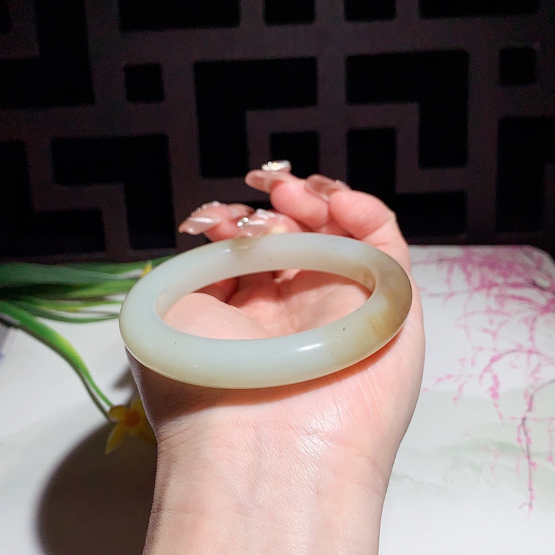 和田玉56.5圈且末糖手镯，玉质细腻油润 底色纯净 无裂无棉 脂粉好，品质高。