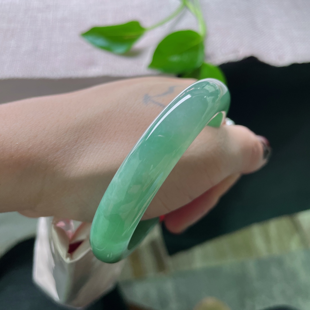 54.5/11.6/8湖水蓝正圈，种老，把天空揉碎了，撒成一湖的蓝挂在腕间，有纹，ss50149a