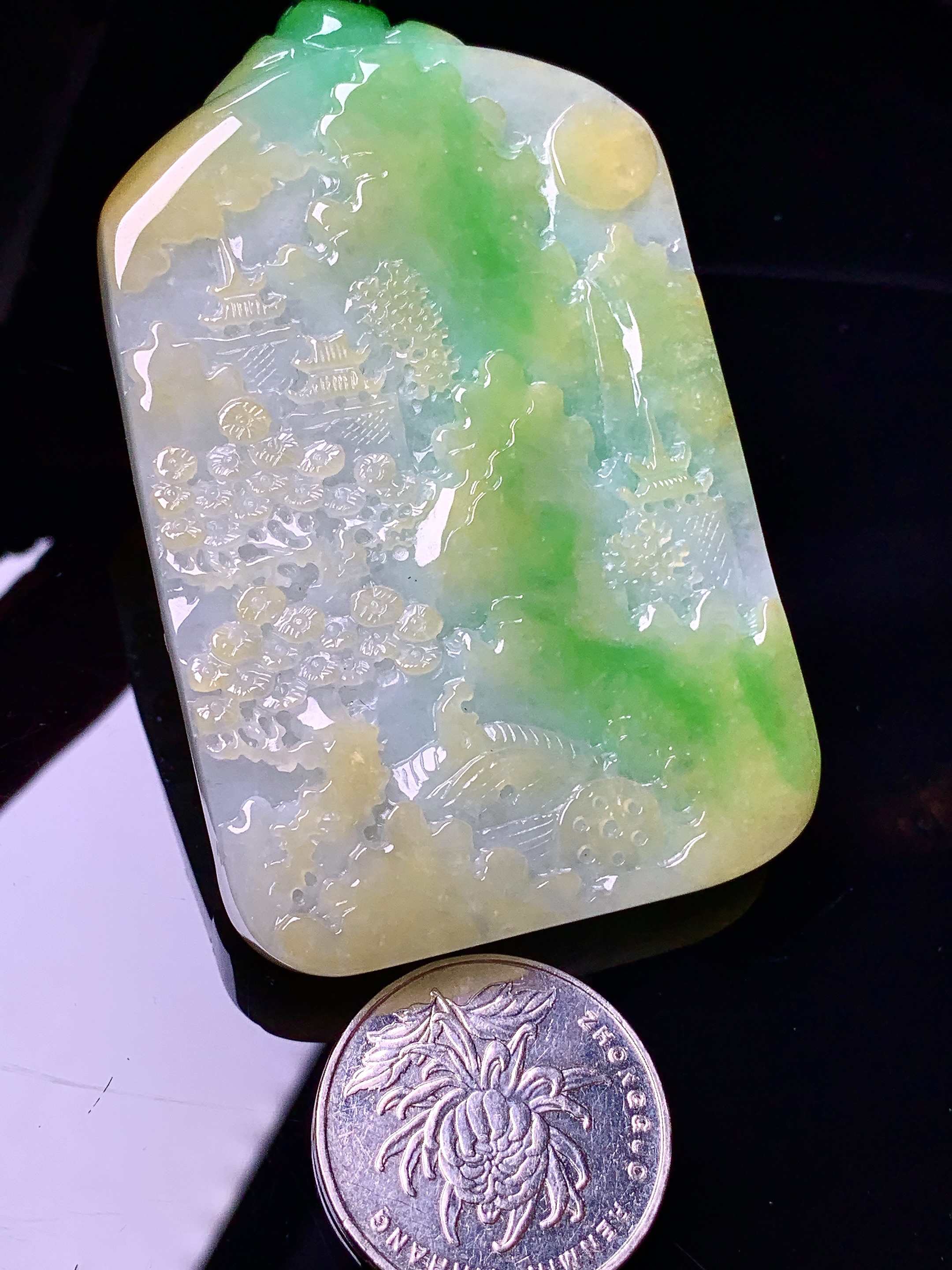 18k金钻镶嵌吊坠 玉质细腻 色泽艳丽清新 水润亮眼 整体尺寸71.6*45*8.5w1