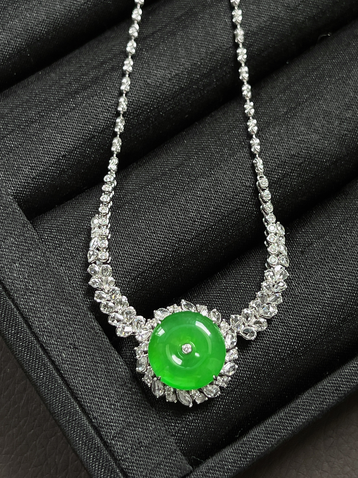 翡翠冰阳绿项链，印记：Au750,伴钻石