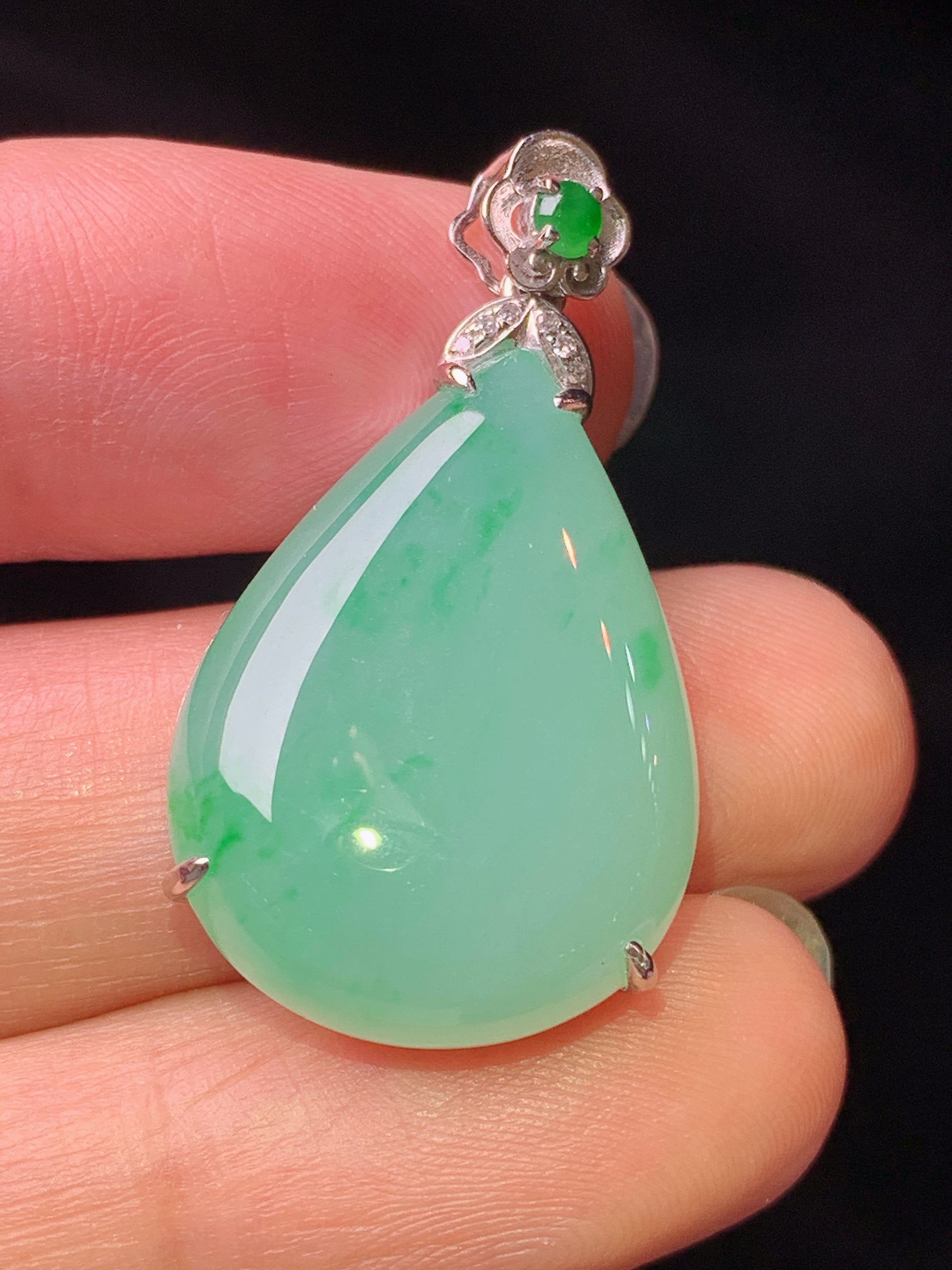 18k金钻镶嵌飘绿水滴吊坠 玉质细腻 色泽艳丽清新 水润亮眼 整体尺寸32.3*17.7*6.8L4