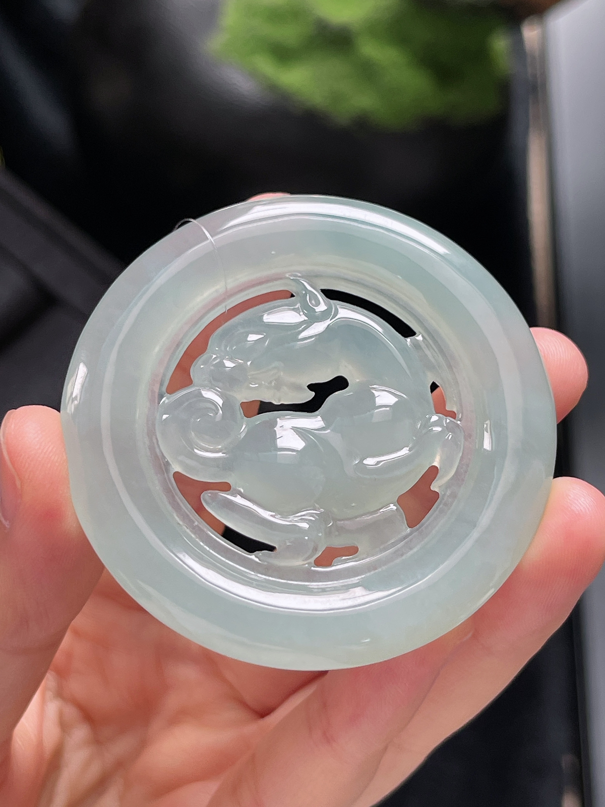 翡翠冰糯种淡绿色祥瑞吊坠