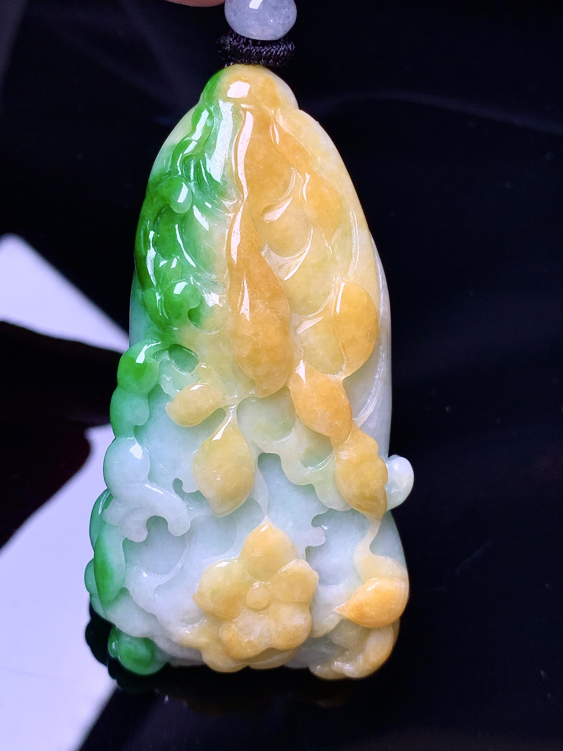 飘黄绿白菜吊坠 玉质细腻 色泽艳丽清新 水润亮眼 整体尺寸61*32.2*18.2w1