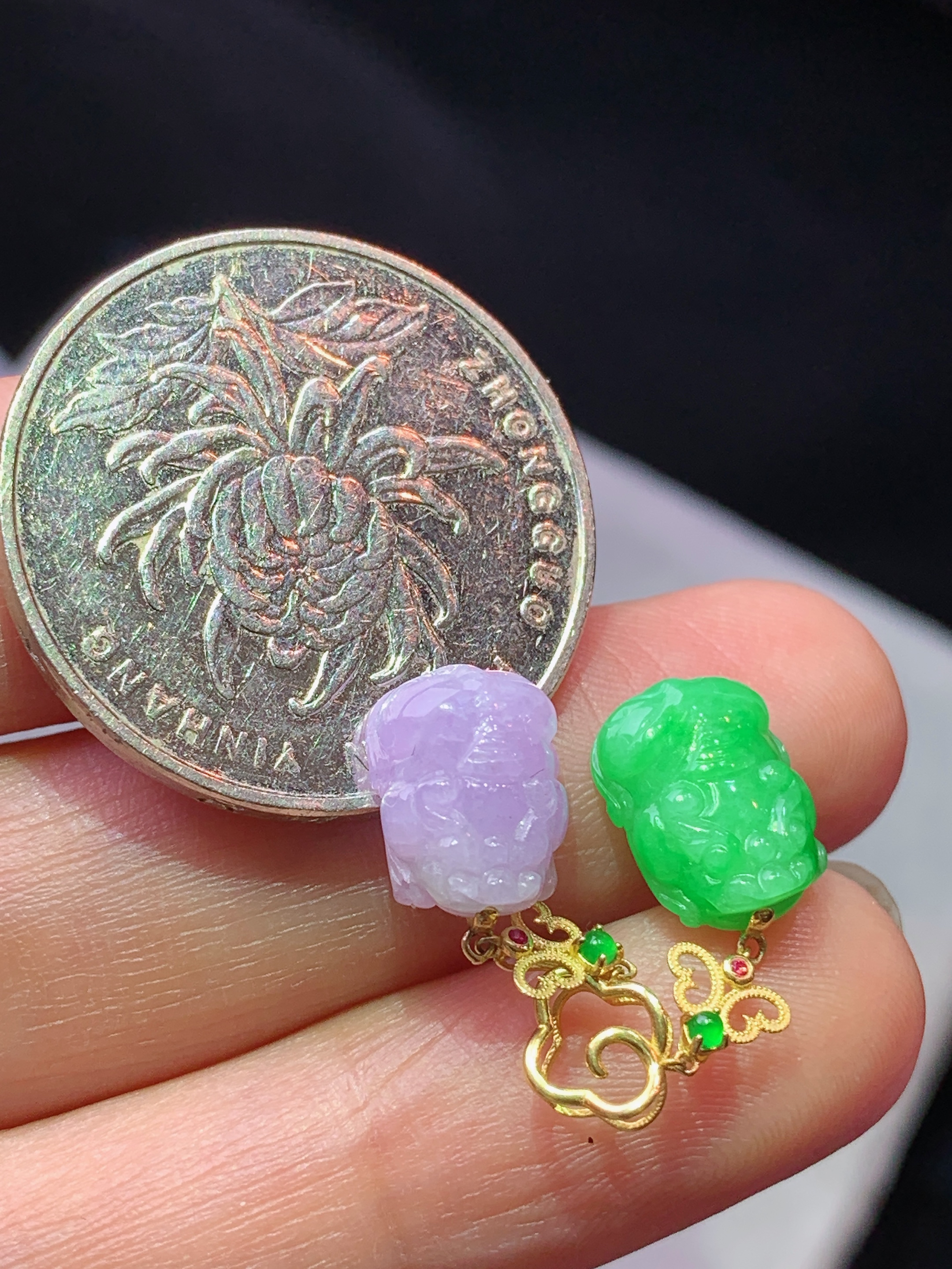 18k金镶嵌紫罗兰搭配阳绿貔貅吊坠 玉质细腻 色泽艳丽清新 水润亮眼 整体尺寸21*7.6*5b5