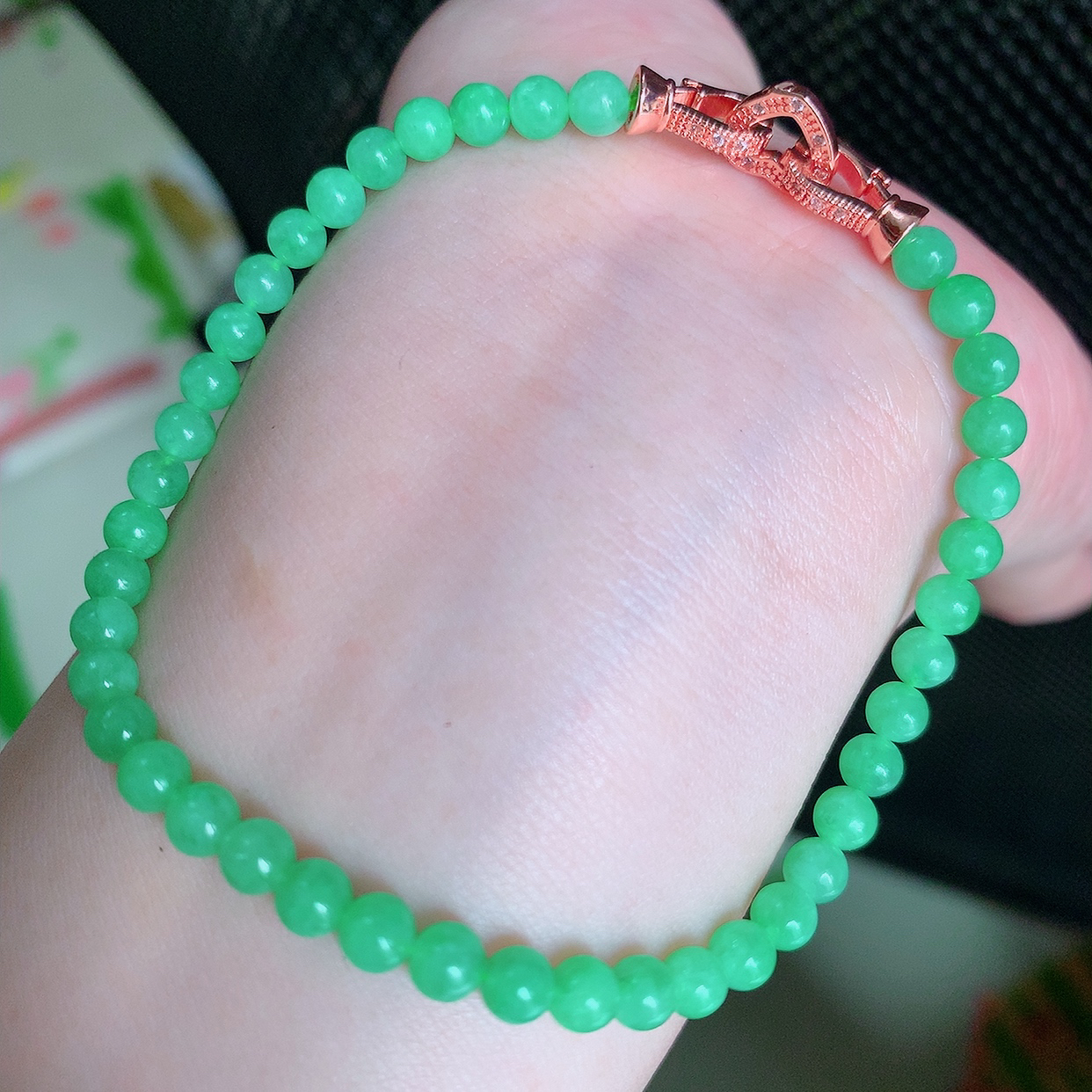 自然光实拍，冰润满绿翡翠手串手链，翠色灵动，佩戴效果时尚出众，尽显气质，玉质细腻，美感十足。#004