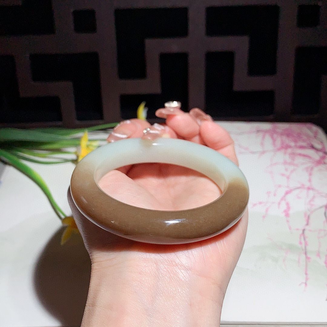 和田玉56.5圈且末糖手镯！玉质细腻油润 底色纯净 无纹裂 脂粉好，品质高。