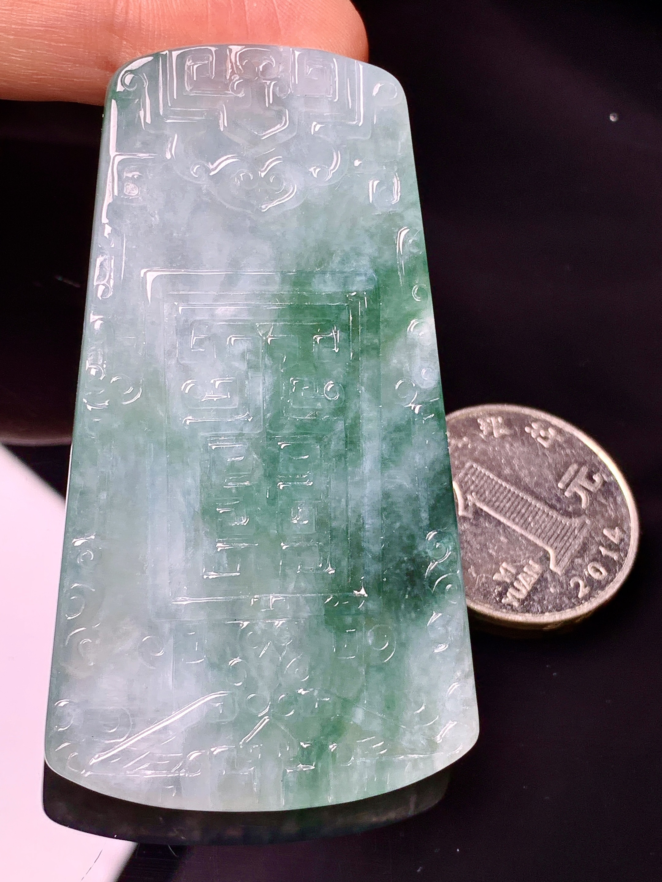 飘绿雕花牌吊坠 玉质细腻 色泽艳丽清新 水润亮眼 整体尺寸66*37.5*5.5d1