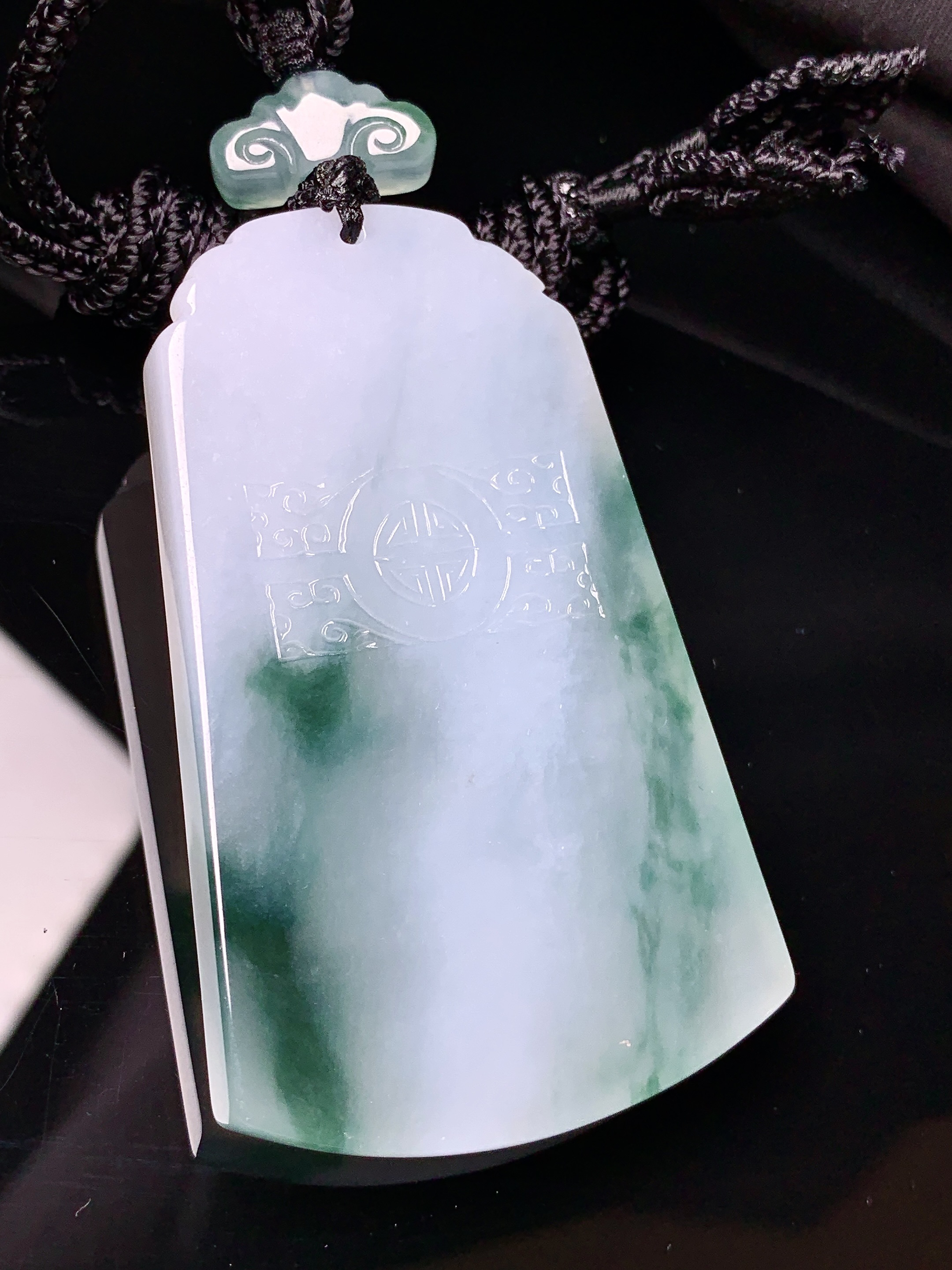 飘绿雕花牌吊坠 玉质细腻 色泽艳丽清新 水润亮眼 整体尺寸62.8*39*6L1