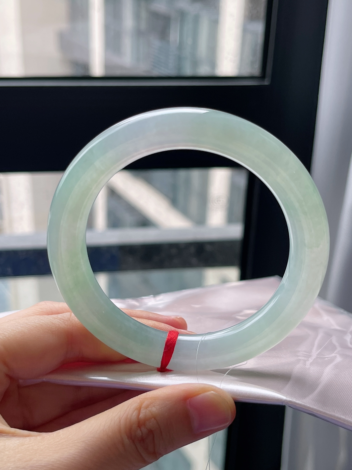 圆镯57.2圈口，翡翠冰糯种淡绿色手镯