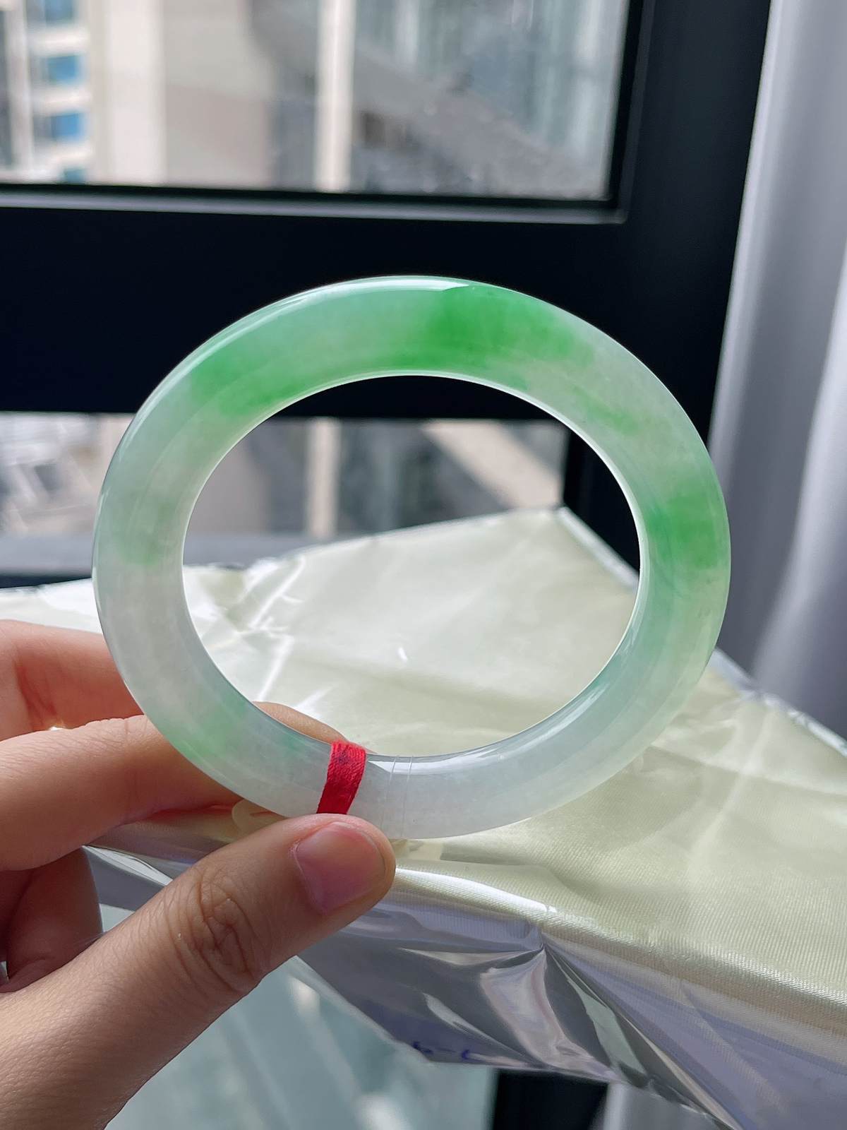 圆镯59圈口，翡翠冰糯种飘绿手镯