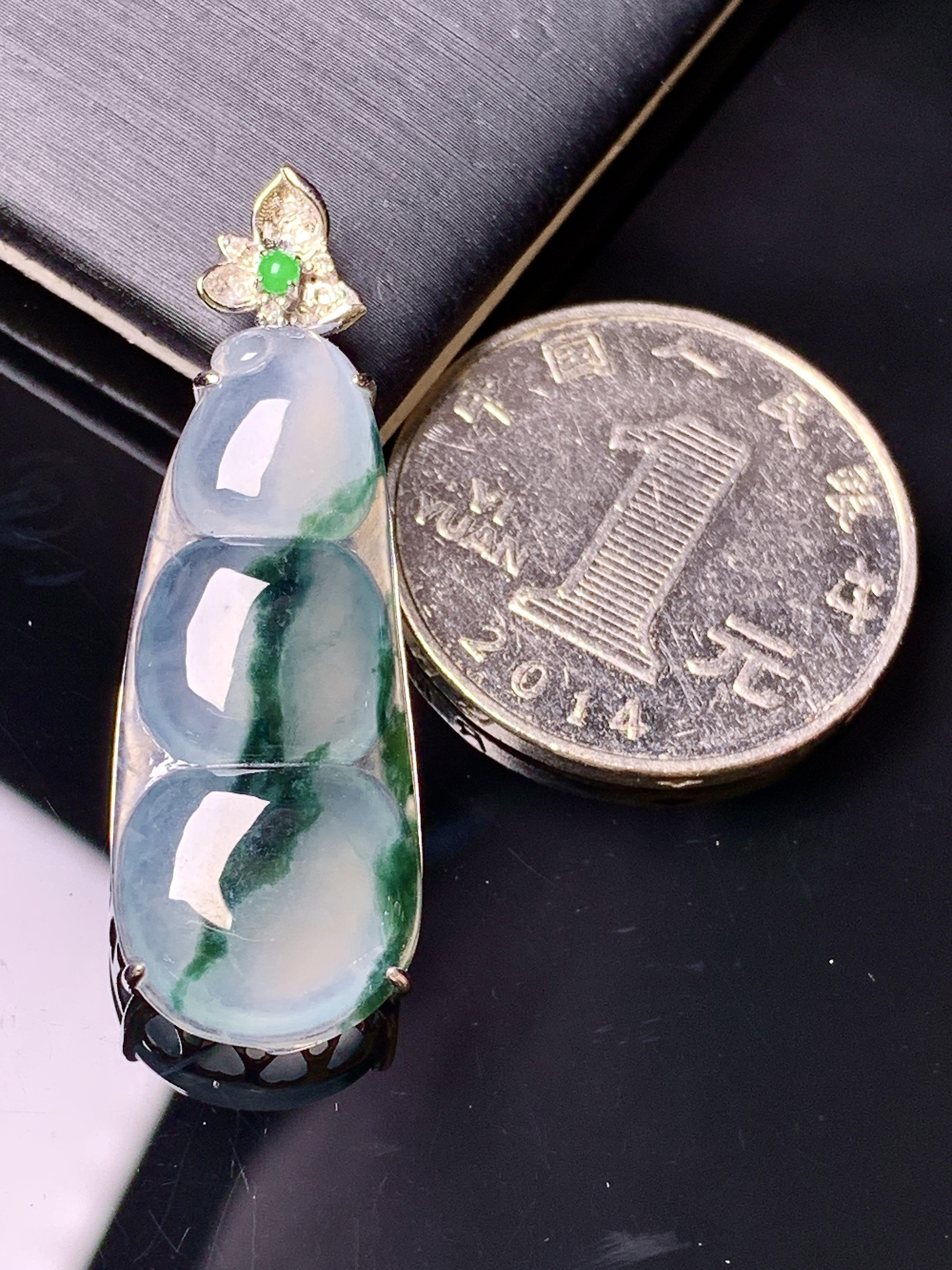 18k金钻镶嵌飘绿四季豆吊坠 玉质细腻 色泽艳丽清新 水润亮眼 整体尺寸38*12.8*6.6yz