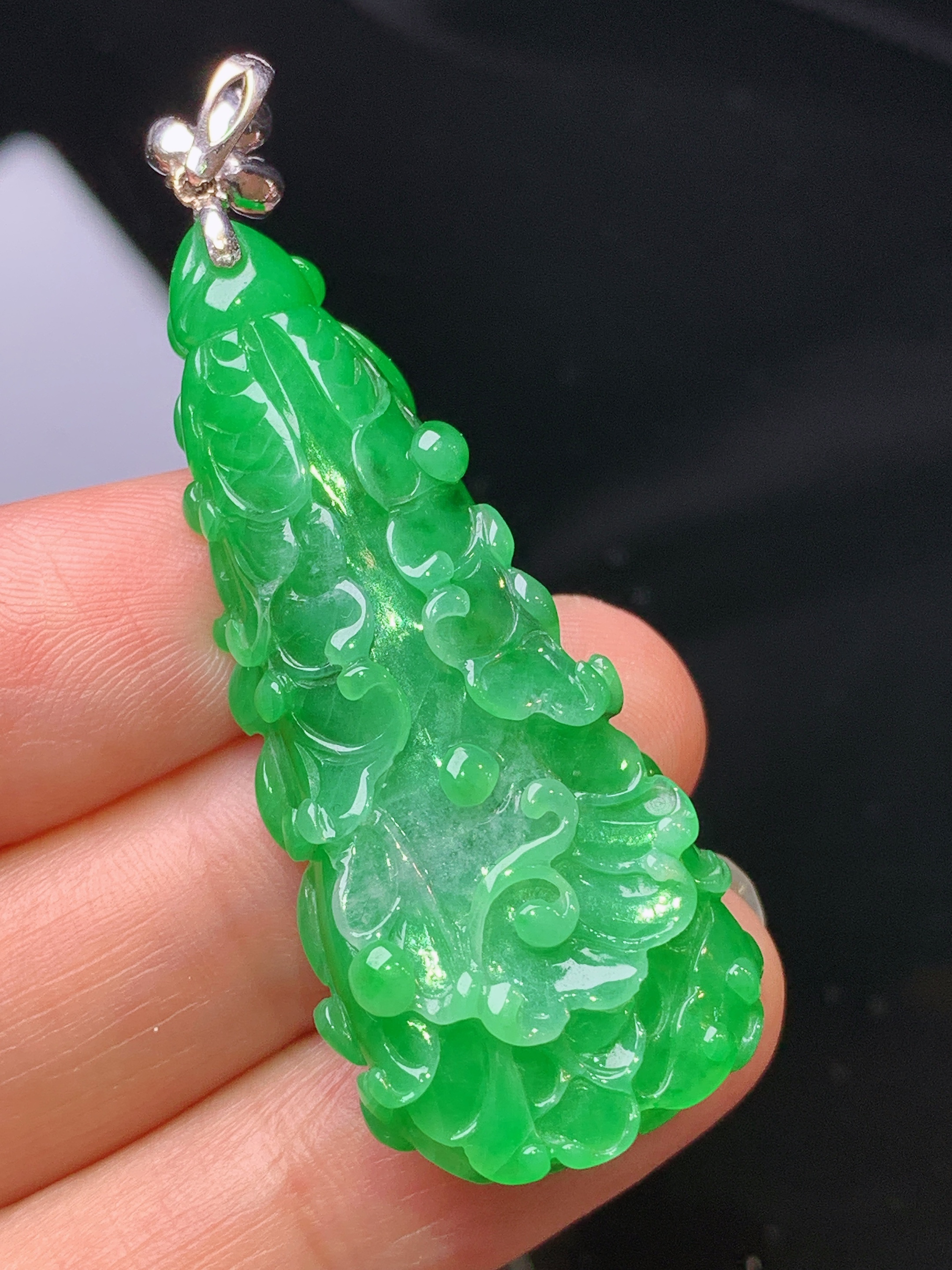 18k金镶嵌阳绿白菜吊坠 玉质细腻 色泽艳丽清新 水润亮眼 整体尺寸52.2*19.2*7.5L1