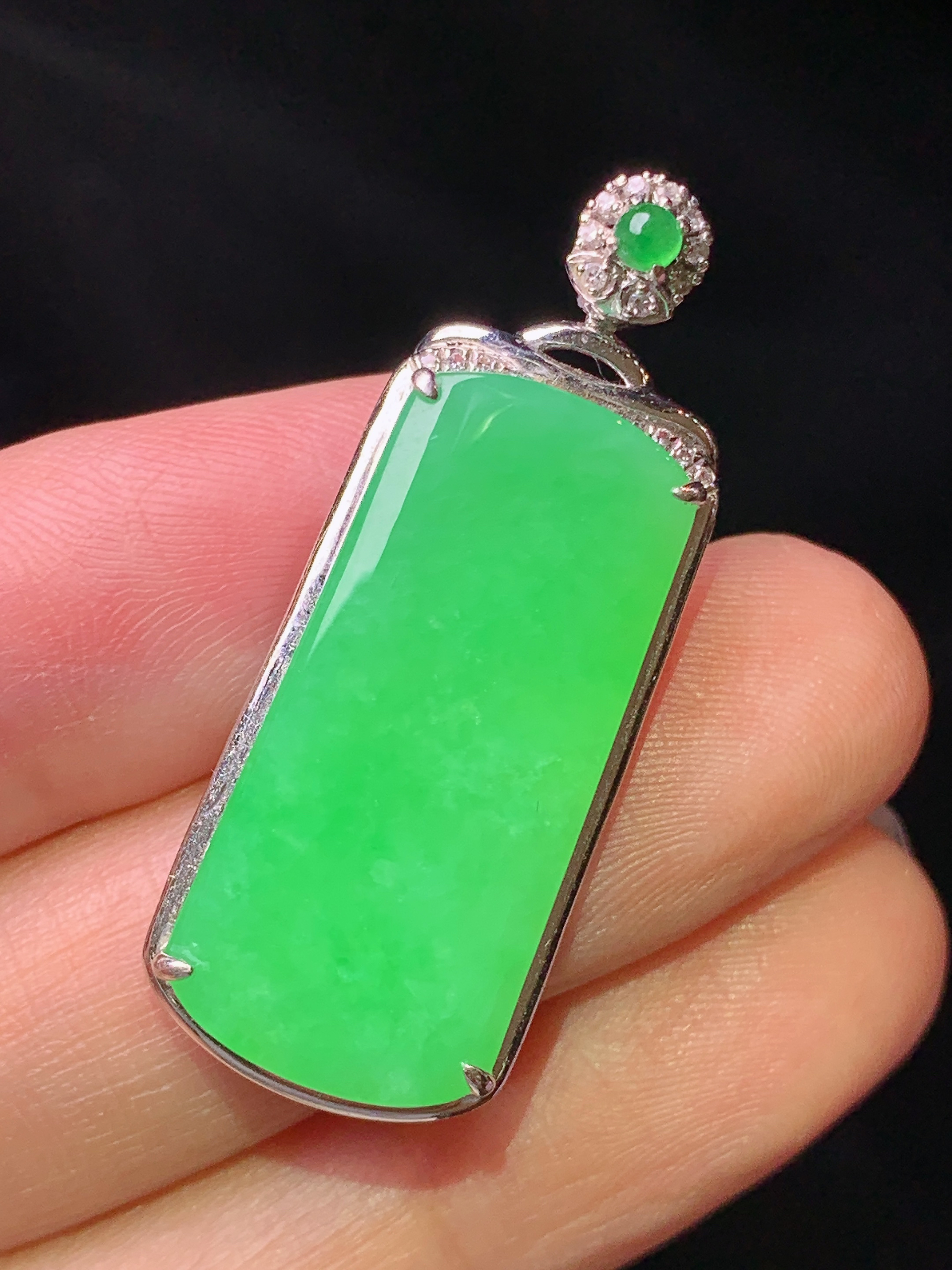 18k金钻镶嵌阳绿无事牌吊坠 玉质细腻 色泽艳丽清新 水润亮眼 整体尺寸35.8*14*5L4