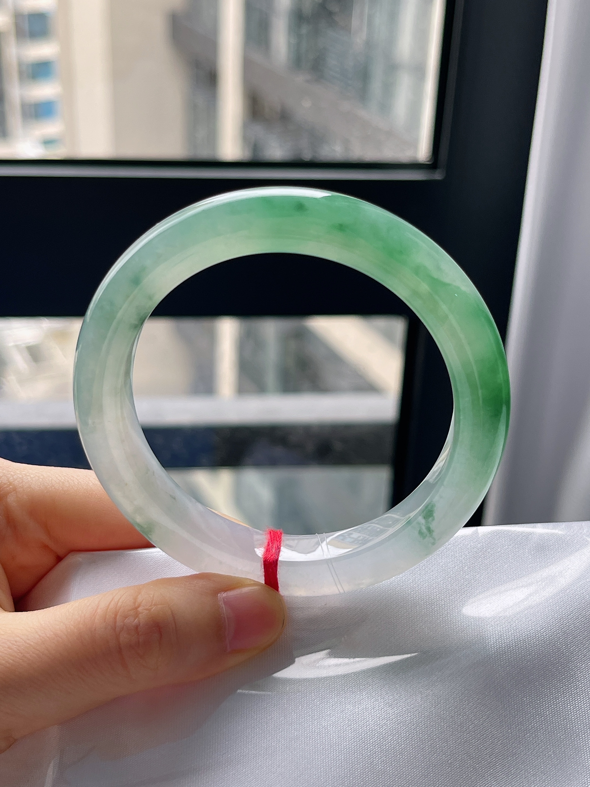 正圈55.6圈口，翡翠冰糯种飘绿手镯