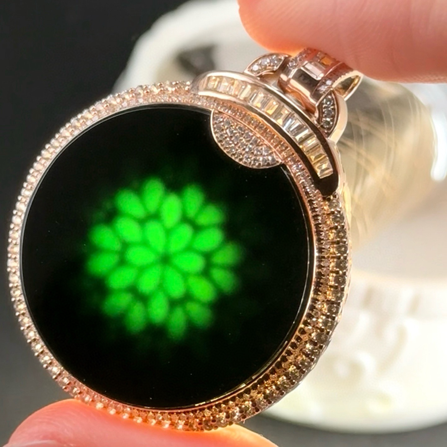 精品18k墨翠圆牌 种好色正 黑度极好 打灯通透 油性十足  尺寸44.3