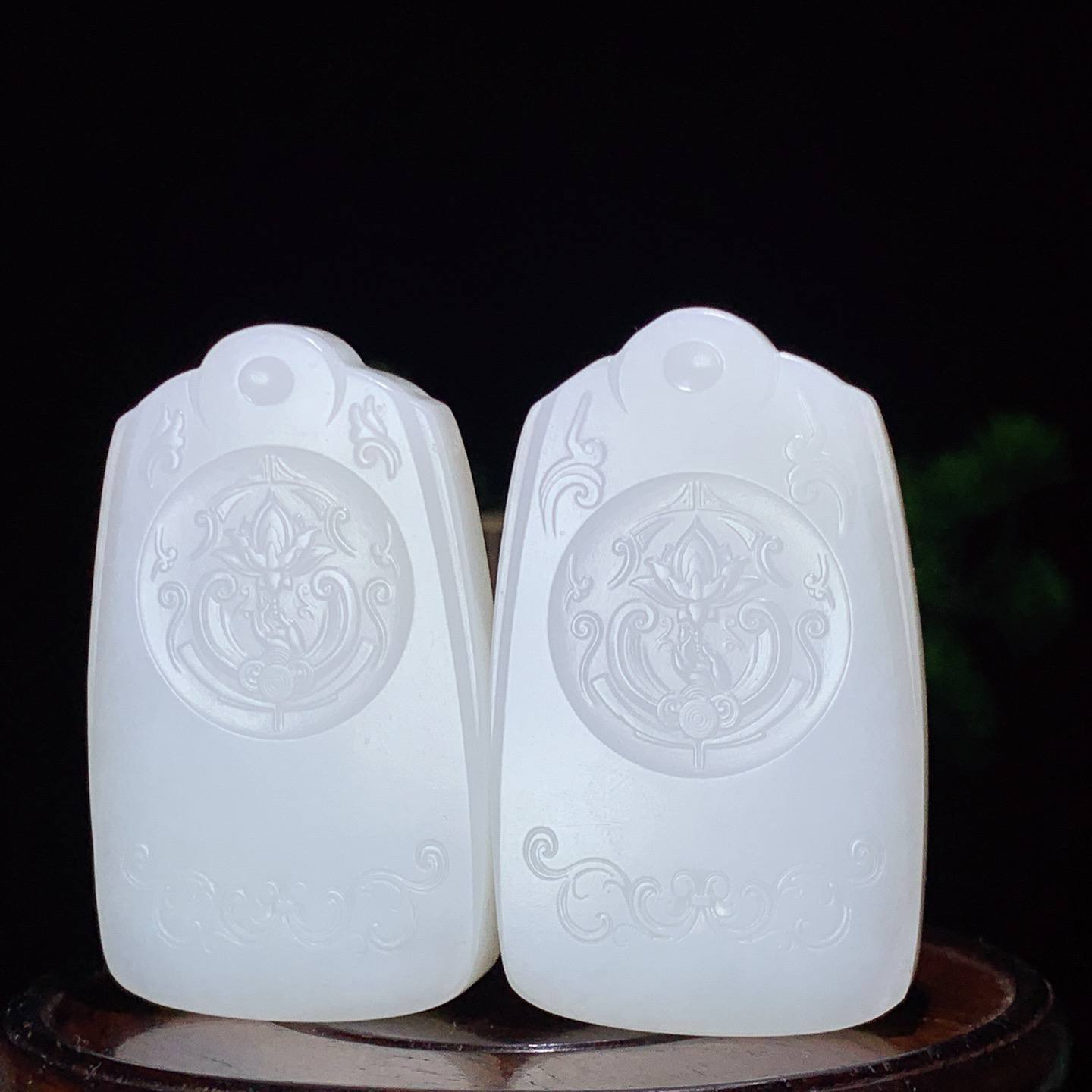 一对新疆和田玉白玉观音佛对牌挂件 尺寸56/34/10重44克。玉质细腻油润。手推出油。佩戴高端典雅。lt260415