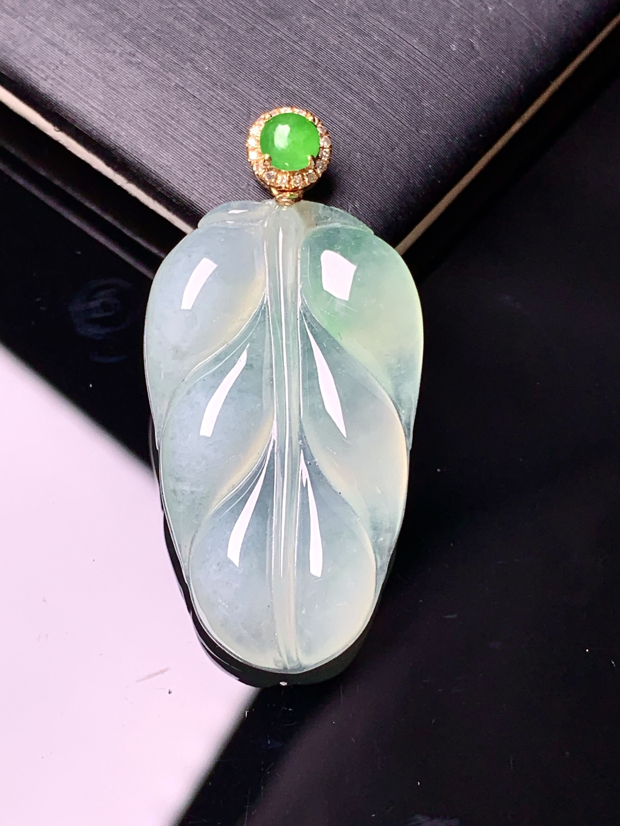 18k金钻镶嵌冰种树叶吊坠 玉质细腻 色泽艳丽清新 水润亮眼 整体尺寸38*18.5*5.5yz