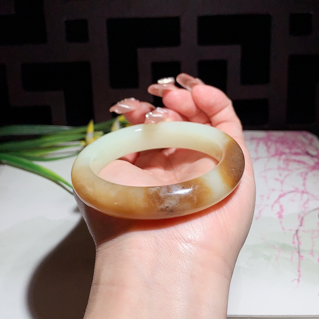 和田玉54.6圈且末糖手镯！玉质细腻油润 底色纯净 脂粉好，品质高。