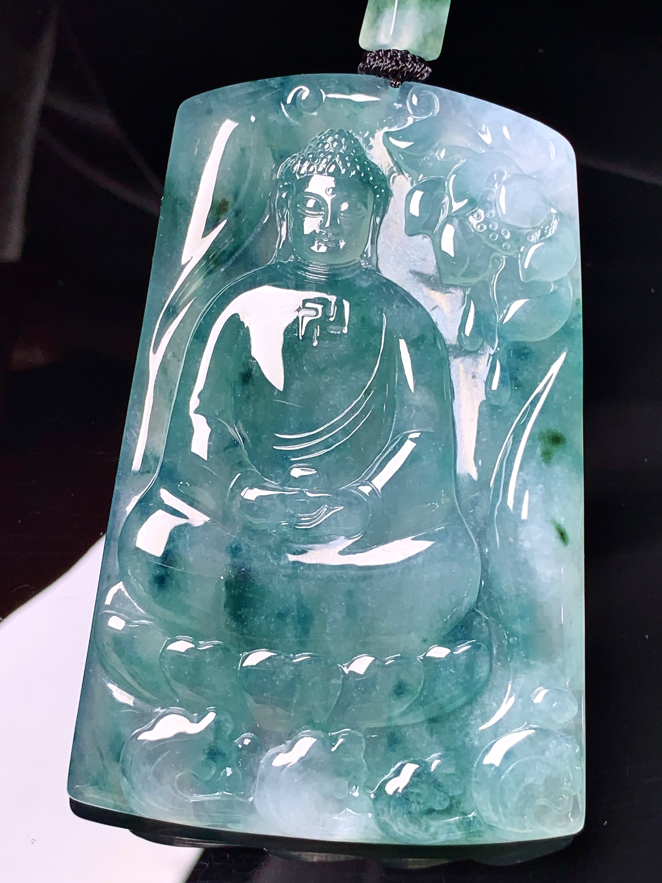 飘绿大日如来佛祖吊坠 玉质细腻 色泽艳丽清新 水润亮眼 整体尺寸68.6*45.2*6.3L1