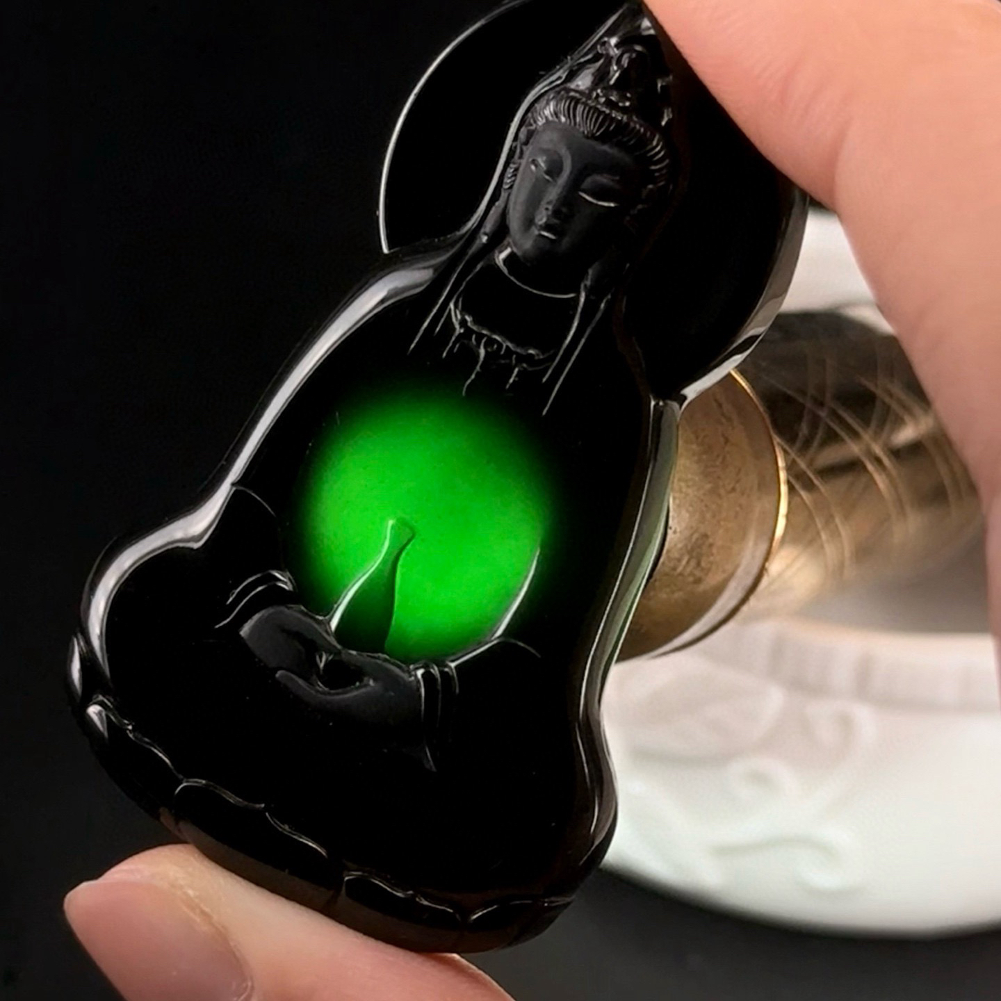 墨翠素衣观音 种好色正 黑度极好 打灯通透 油性十足  尺寸54.6