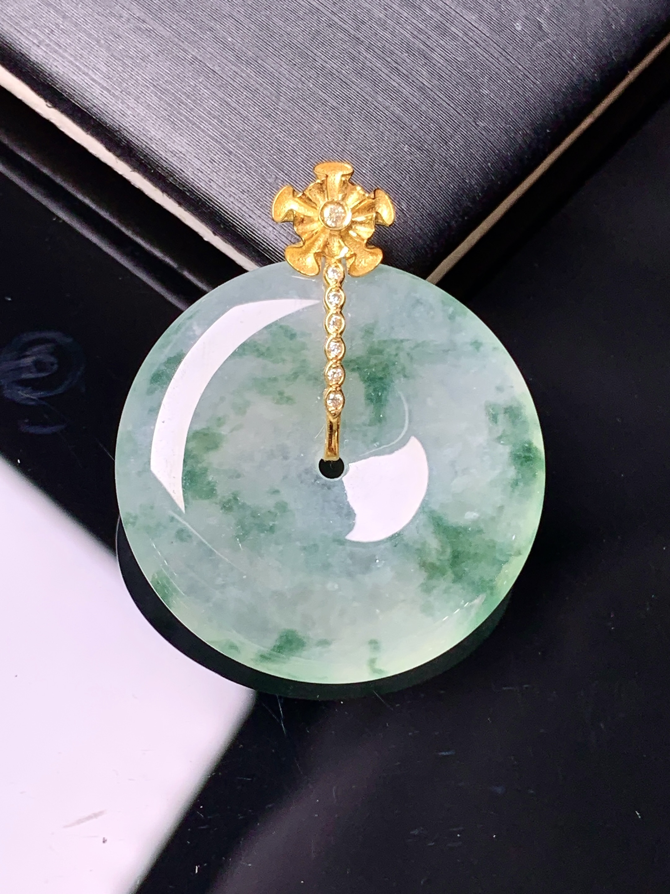 18k金钻镶嵌冰飘花平安扣吊坠 玉质细腻 色泽艳丽清新 水润亮眼 整体尺寸29*24*4.2yz