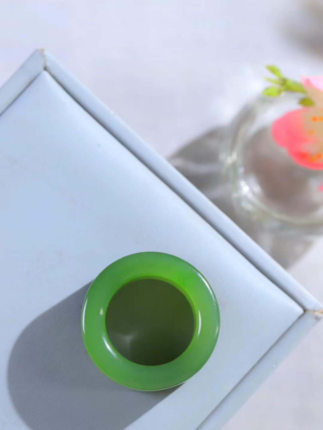 【古韵·扳指】

新疆和田玉碧玉扳指，玉质温润，油润感十足， 整器古韵生辉。优雅高贵。运筹帷幄于掌中，决胜于千里之外。重15.6克 内径圈口19.8mm 尺寸12.6-5.6mm   FDA-3640648