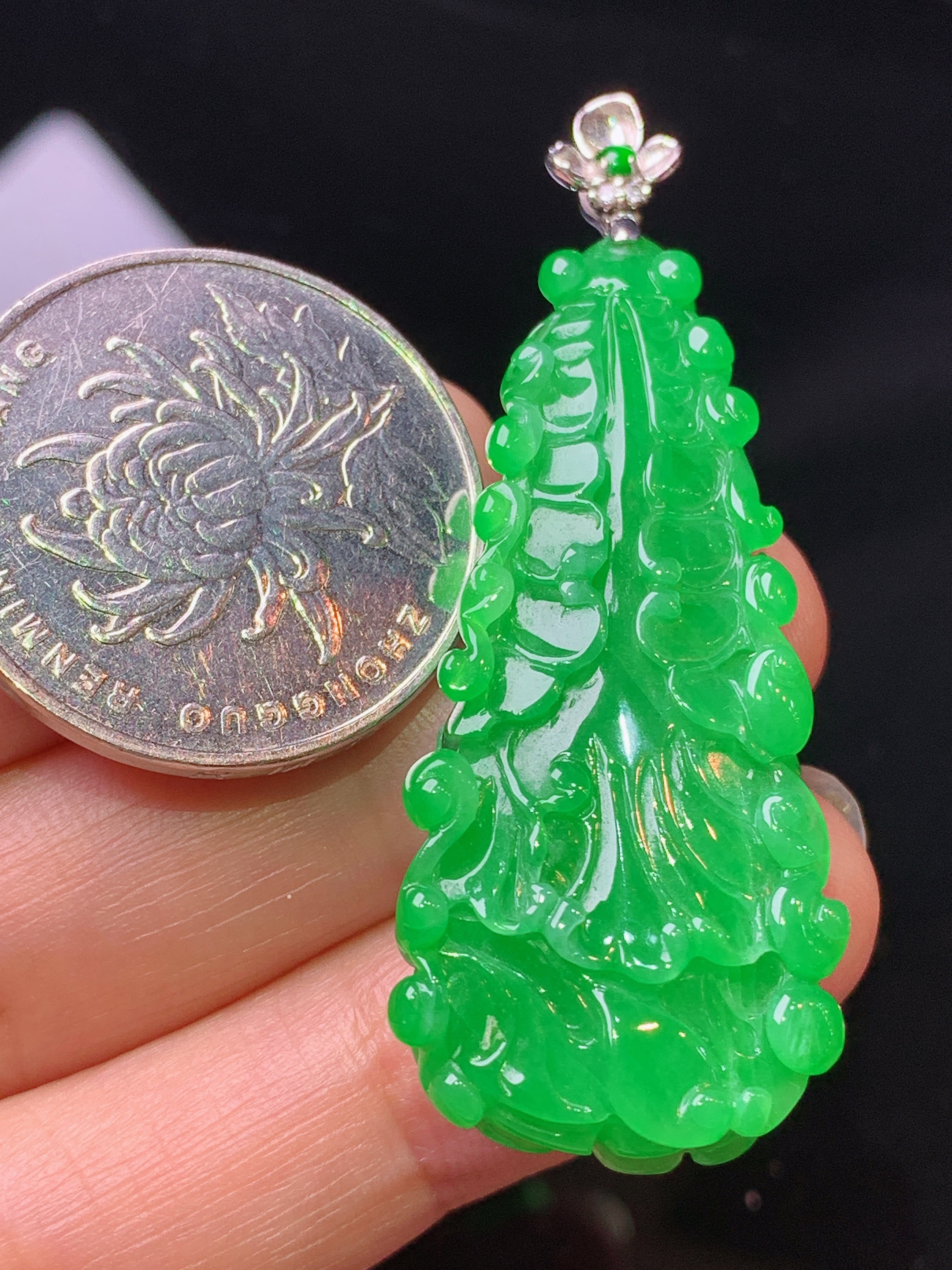 18k金镶嵌阳绿白菜吊坠 玉质细腻 色泽艳丽清新 水润亮眼 整体尺寸52.2*19.2*7.5L1