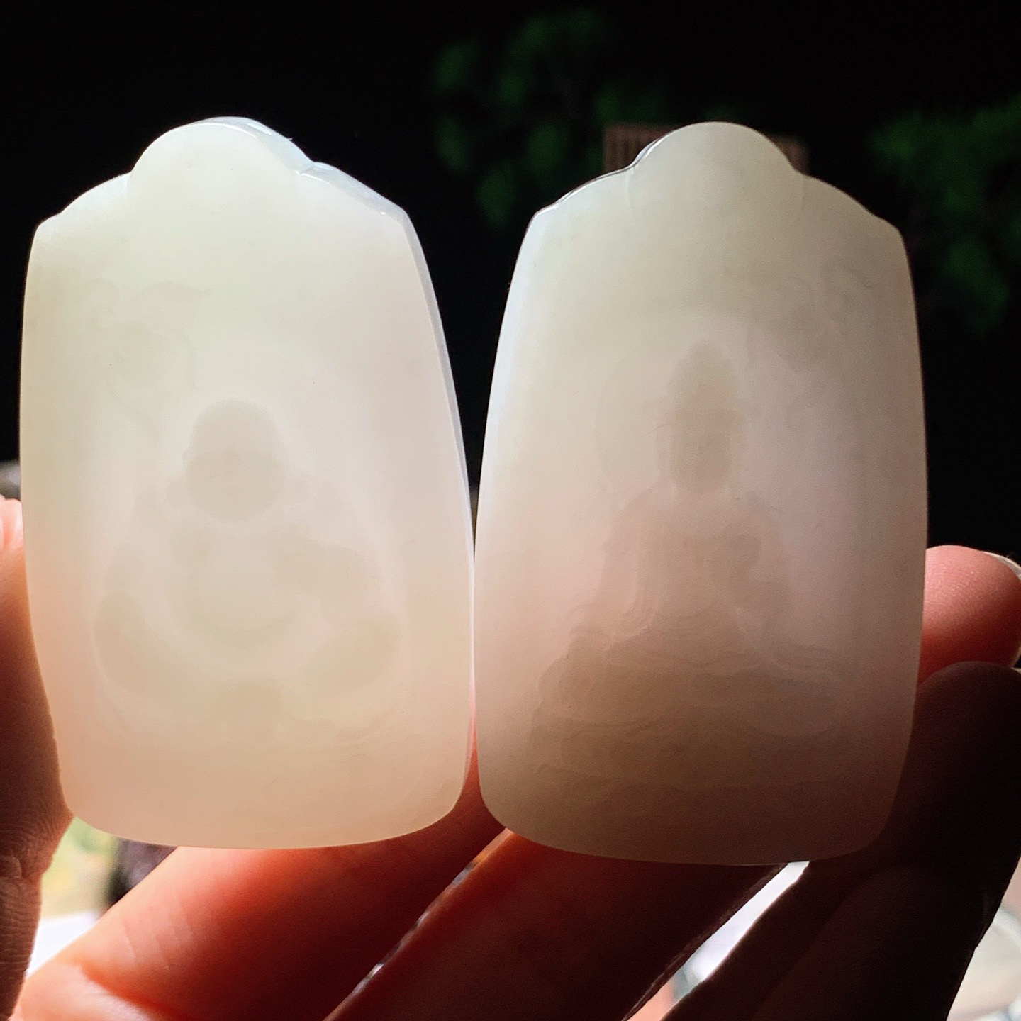 一对新疆和田玉白玉观音佛对牌挂件 尺寸56/34/10重44克。玉质细腻油润。手推出油。佩戴高端典雅。lt260415