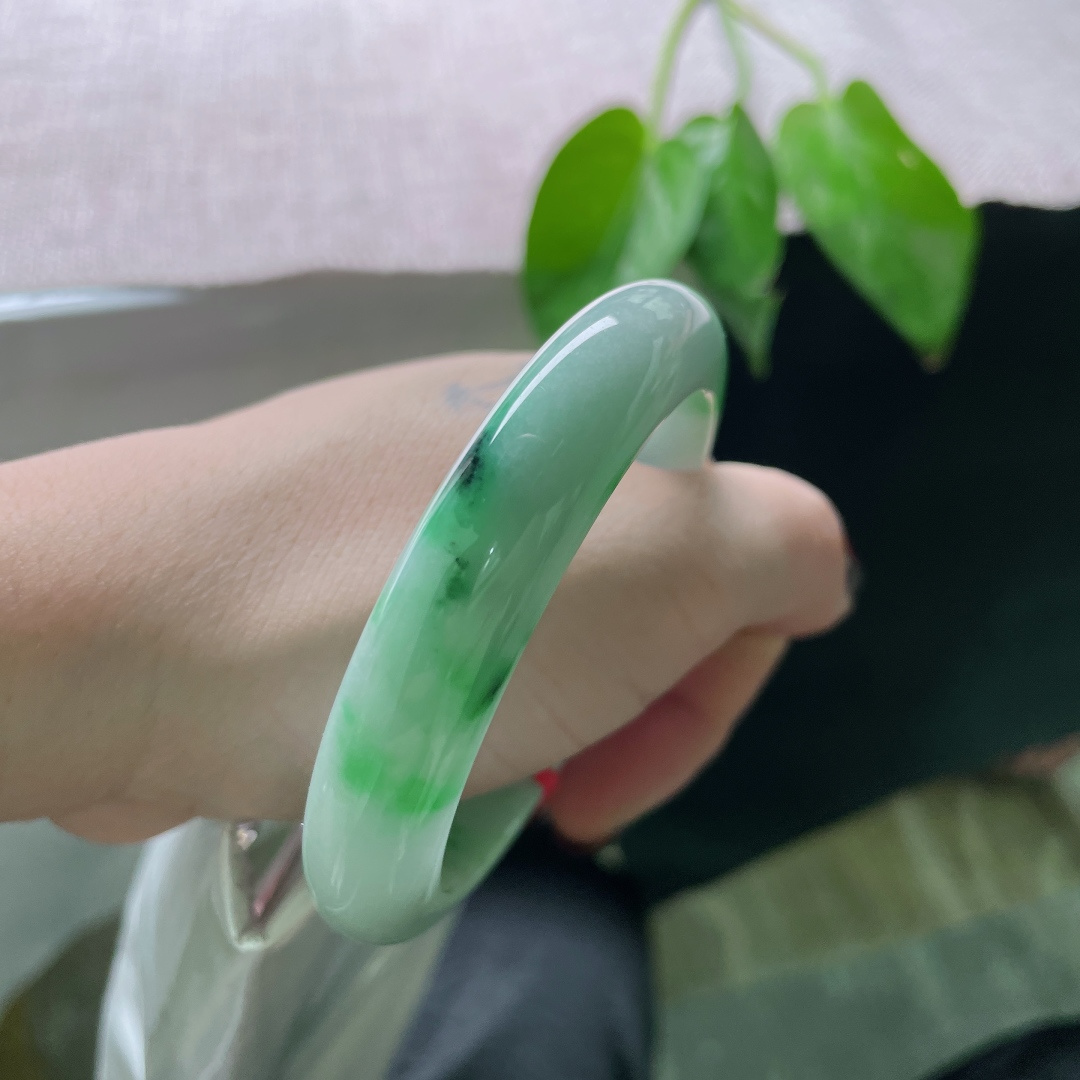 55.4/12/8.9飘绿正圈，水润，肉质细腻，独特富有个性，乌鸡，无裂，ss50803a