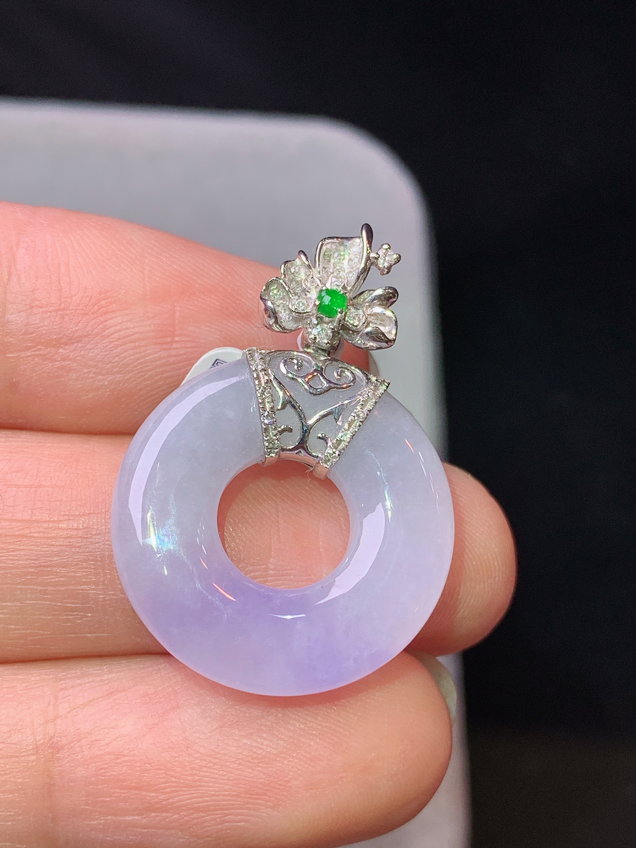 18k金钻镶嵌飘紫罗兰平安环吊坠 玉质细腻 色泽艳丽清新 水润亮眼 整体尺寸28.8*20.5*4.5b1