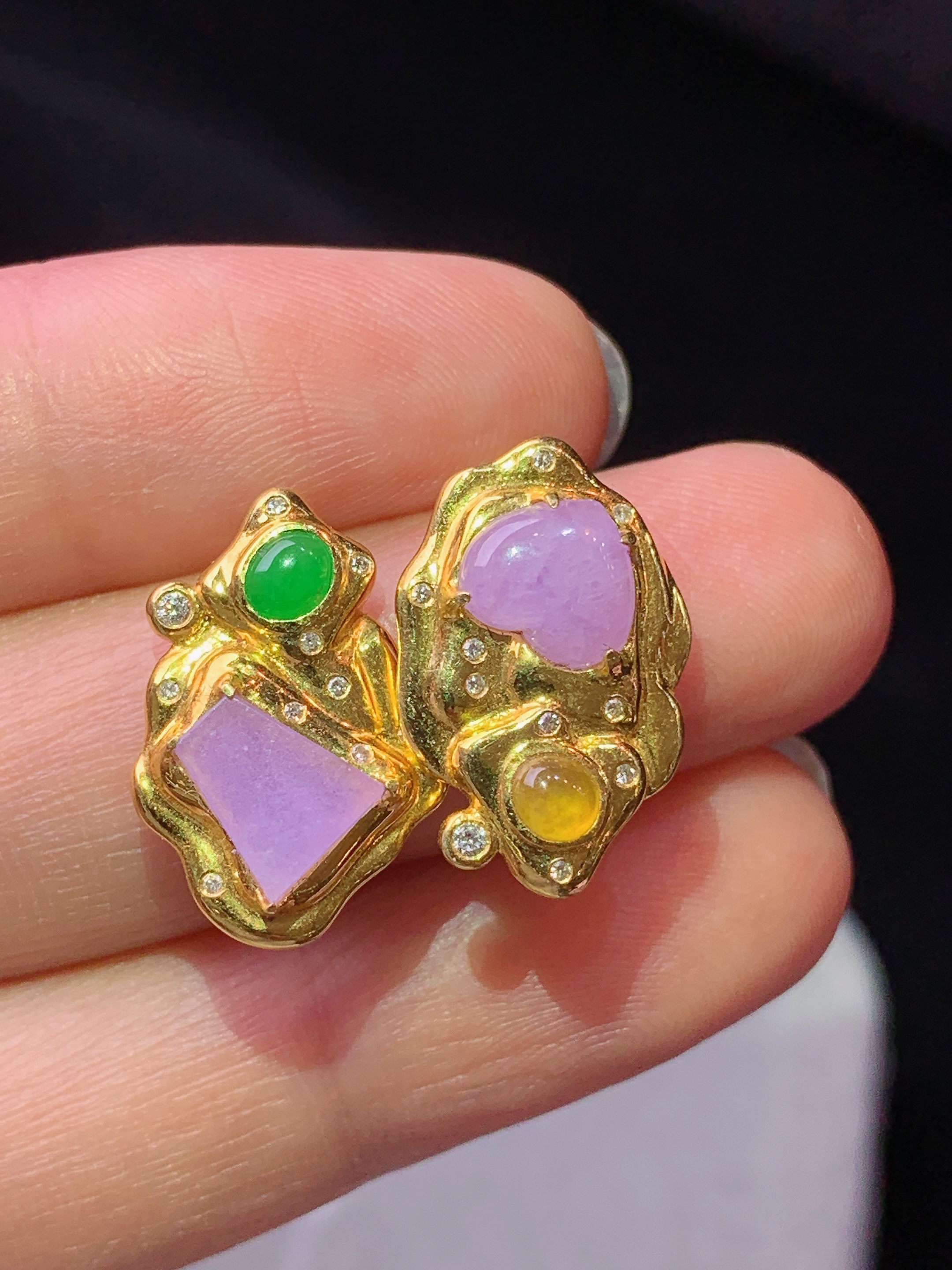 18k金钻镶嵌紫罗兰心形耳钉 玉质细腻 色泽艳丽清新 水润亮眼 整体尺寸17.8*12.2*3.3b