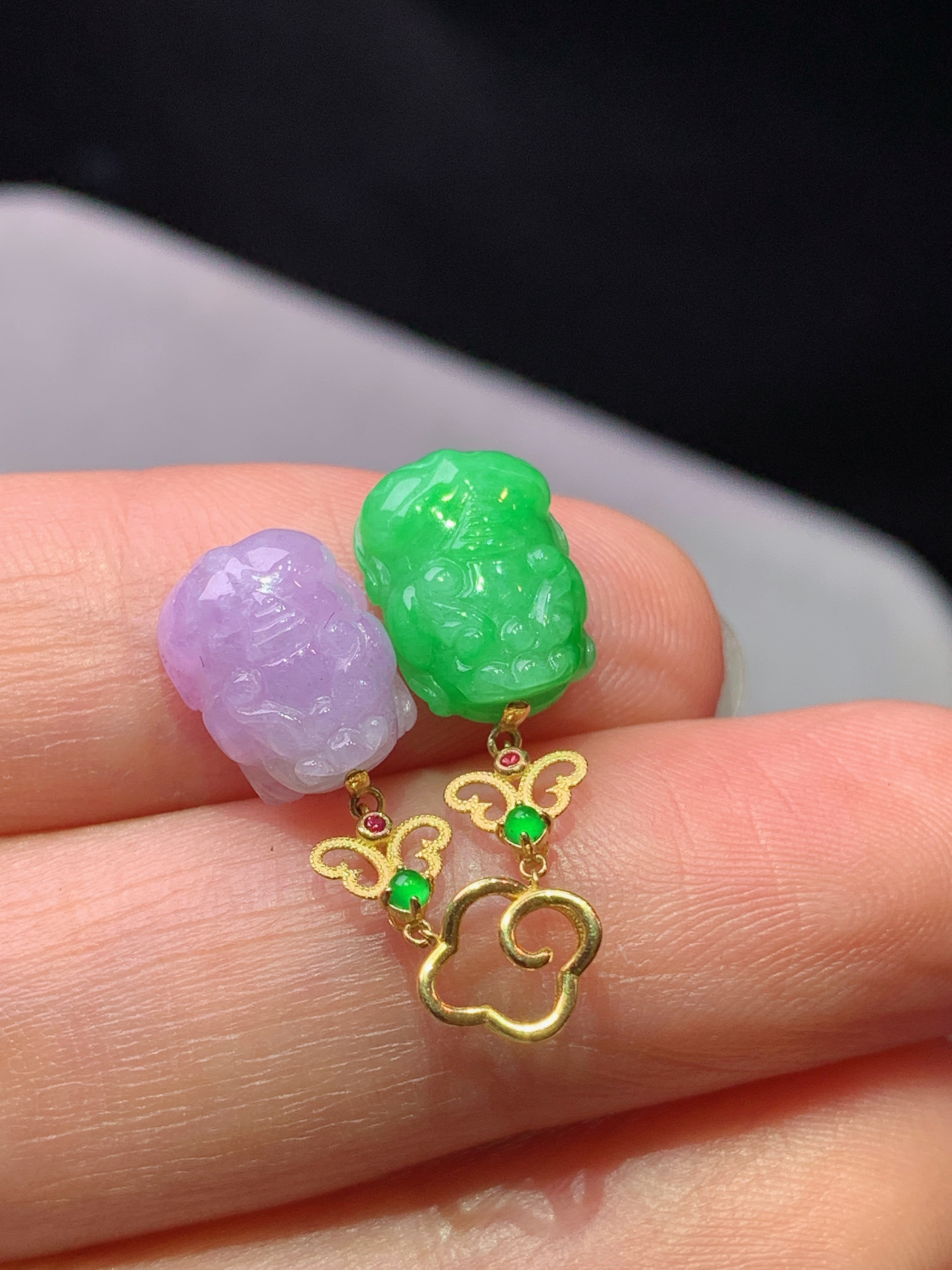 18k金镶嵌紫罗兰搭配阳绿貔貅吊坠 玉质细腻 色泽艳丽清新 水润亮眼 整体尺寸21*7.6*5b5