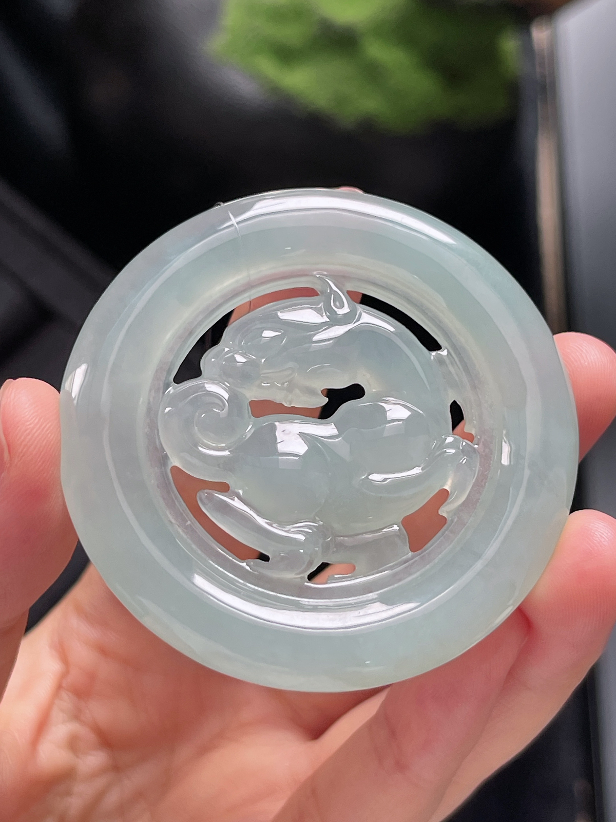 翡翠冰糯种淡绿色祥瑞吊坠