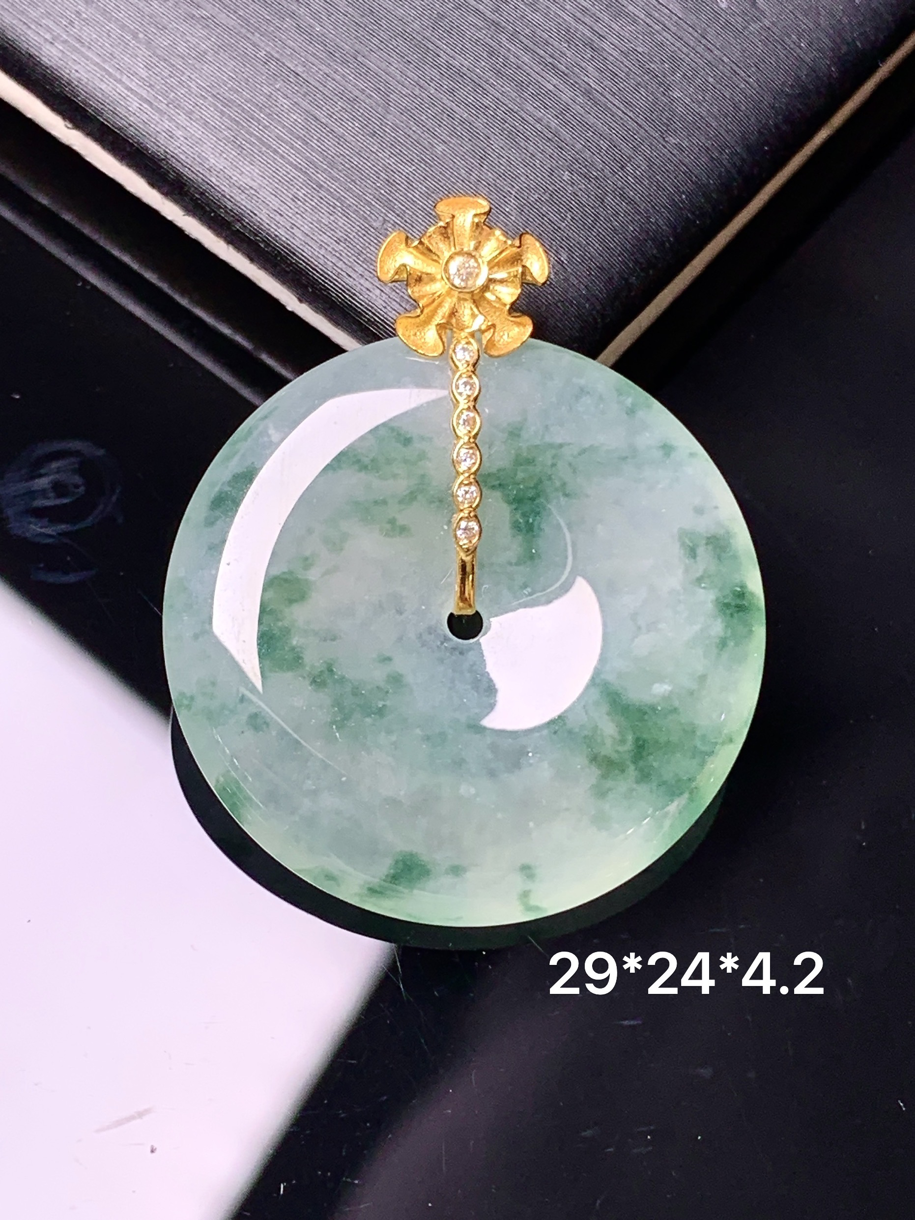 18k金钻镶嵌冰飘花平安扣吊坠 玉质细腻 色泽艳丽清新 水润亮眼 整体尺寸29*24*4.2yz