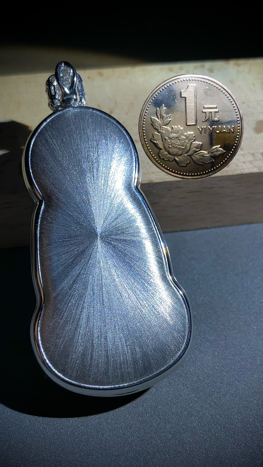 【观自在】，净瓶观音菩萨，
裸石61-32.5-5mm，整体71.5-33-12.5mm，
35.78g，18K金，南非钻，