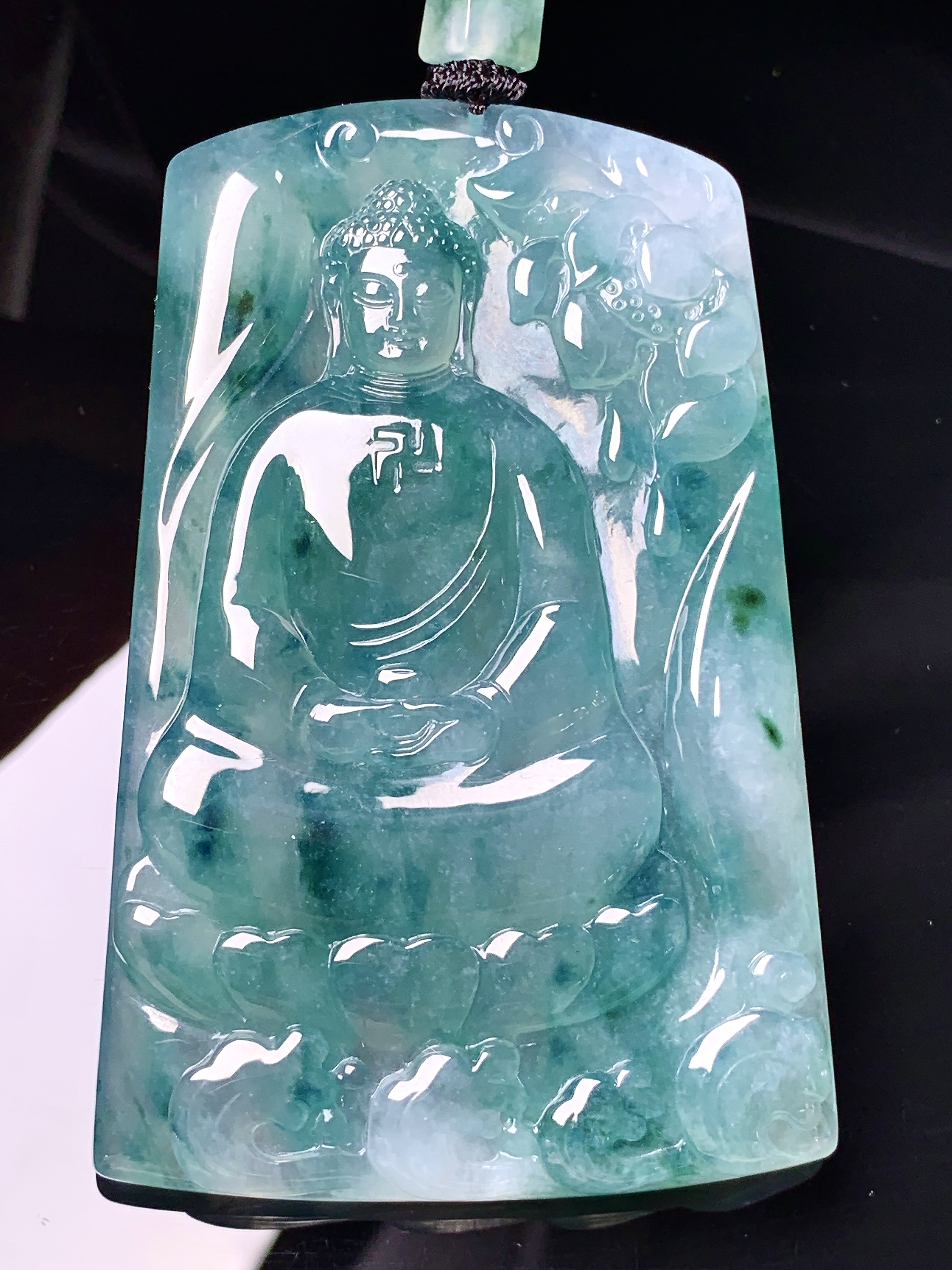 飘绿大日如来佛祖吊坠 玉质细腻 色泽艳丽清新 水润亮眼 整体尺寸68.6*45.2*6.3L1