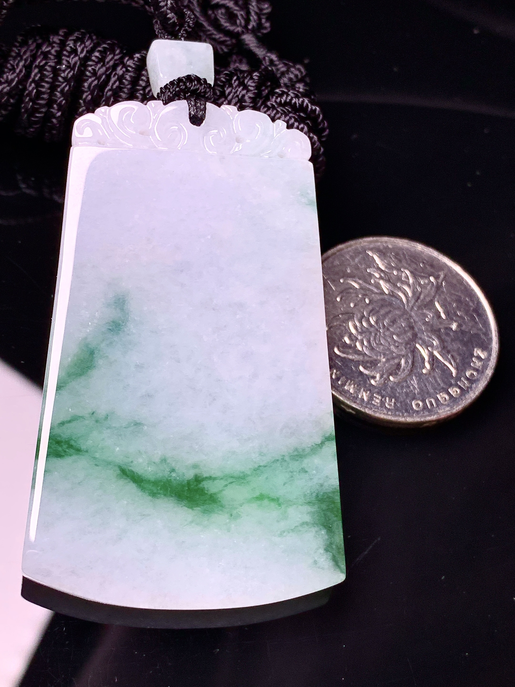 飘绿无事牌吊坠 玉质细腻 色泽艳丽清新 水润亮眼 整体尺寸54*32.5*4w1