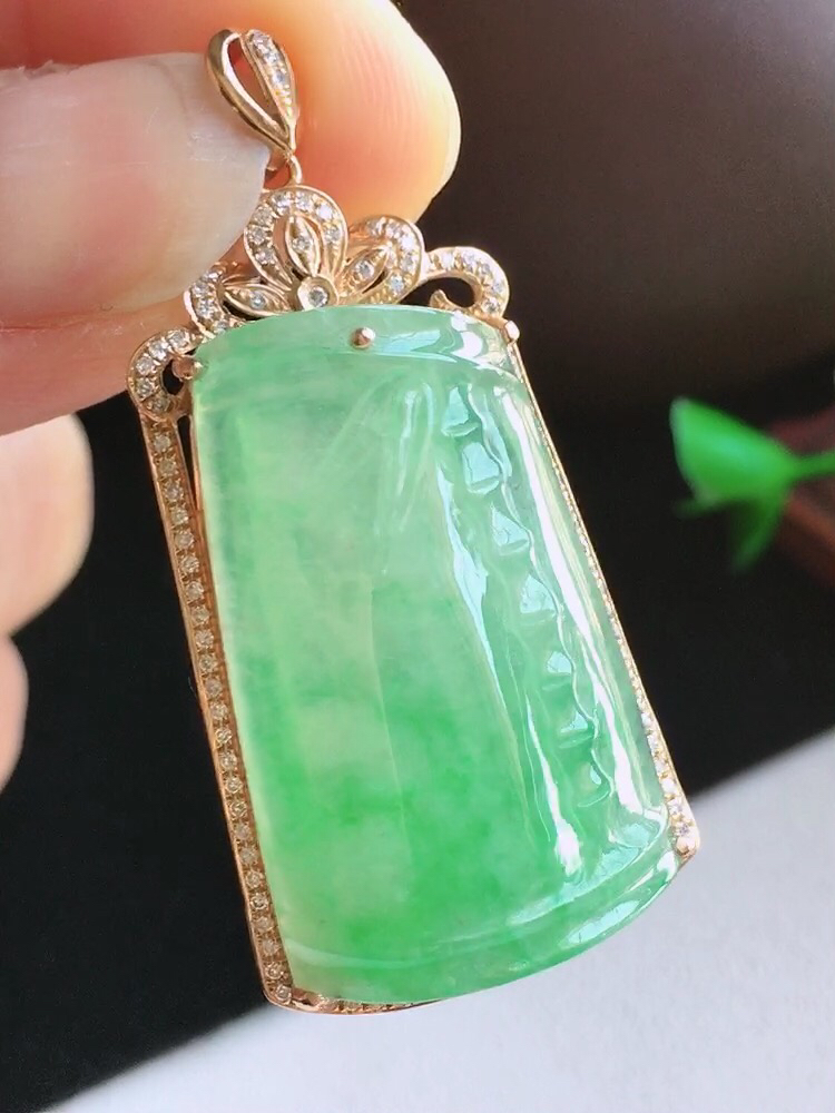 【翡翠名称】18k金镶钻石冰飘阳绿竹节吊坠
【翡翠尺寸】整体37.6/20.4/8.2 
【翡翠描述