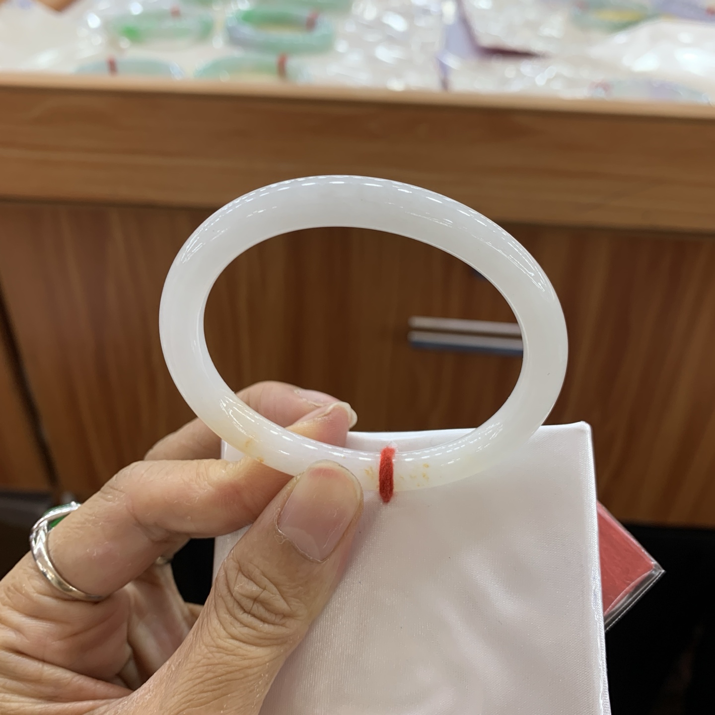 041401FN 飘黄翡小贵妃翡翠手镯 54-46.4-7.2-7