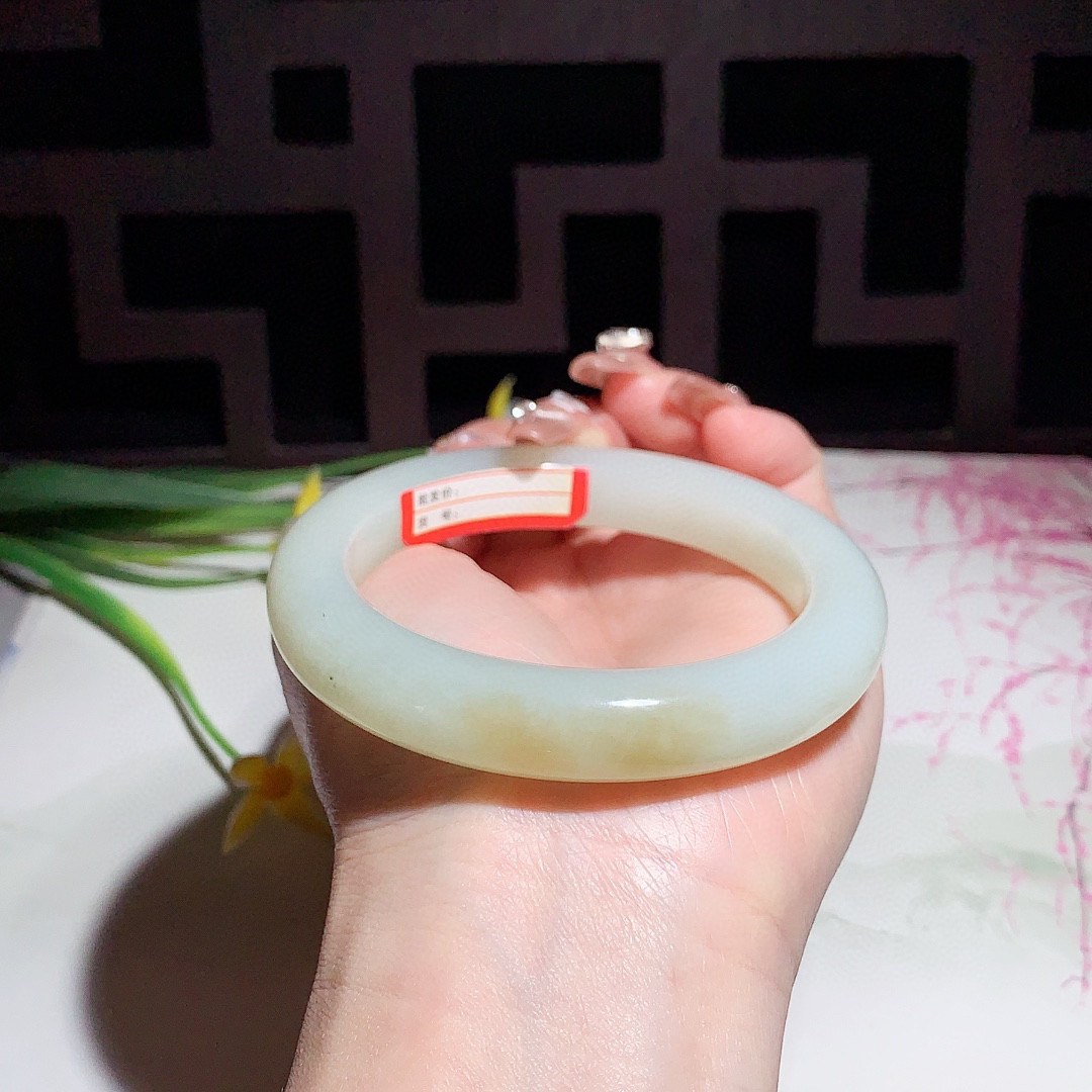 和田玉57.5圈且末糖手镯！玉质细腻油润 底色纯净 无裂无棉 脂粉好，品质高。