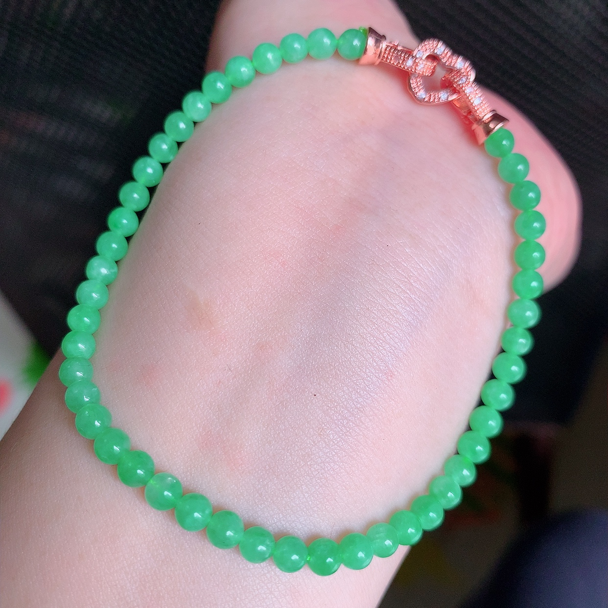 自然光实拍，冰润满绿翡翠手串手链，翠色灵动，佩戴效果时尚出众，尽显气质，玉质细腻，美感十足。#003.1取一尺寸3.9mm