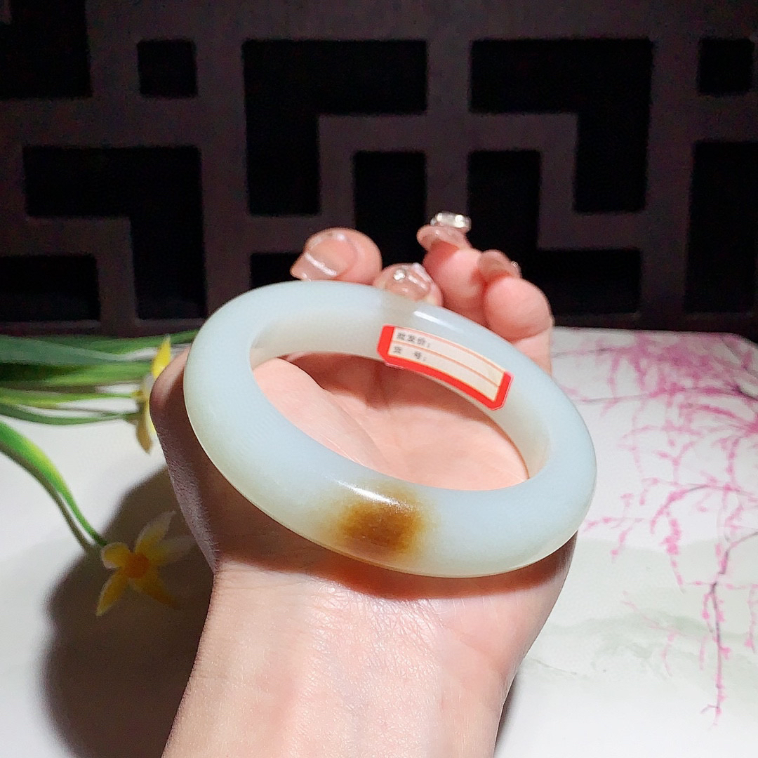 收藏款，和田玉57.5圈且末糖宽条手镯！玉质细腻油润 底色纯净 无裂无杂 脂粉好，品质高。