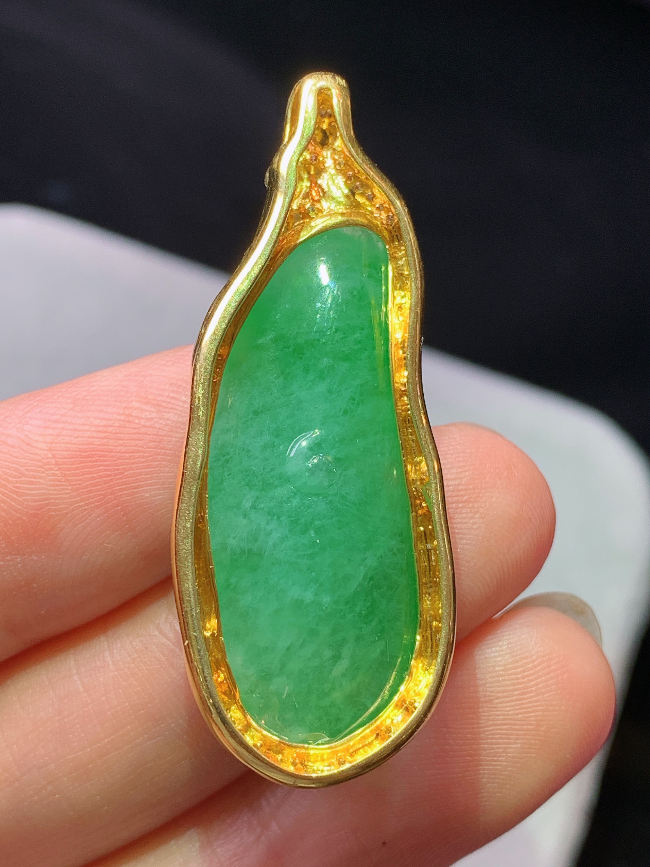 18k金钻镶嵌阳绿随形吊坠 玉质细腻 色泽艳丽清新 水润亮眼 整体尺寸41*16.5*7.5b5