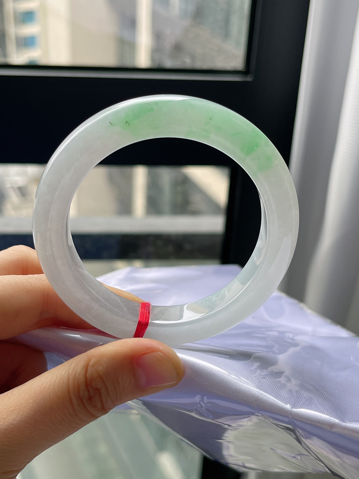 正圈54.8圈口，翡翠冰糯种飘绿手镯