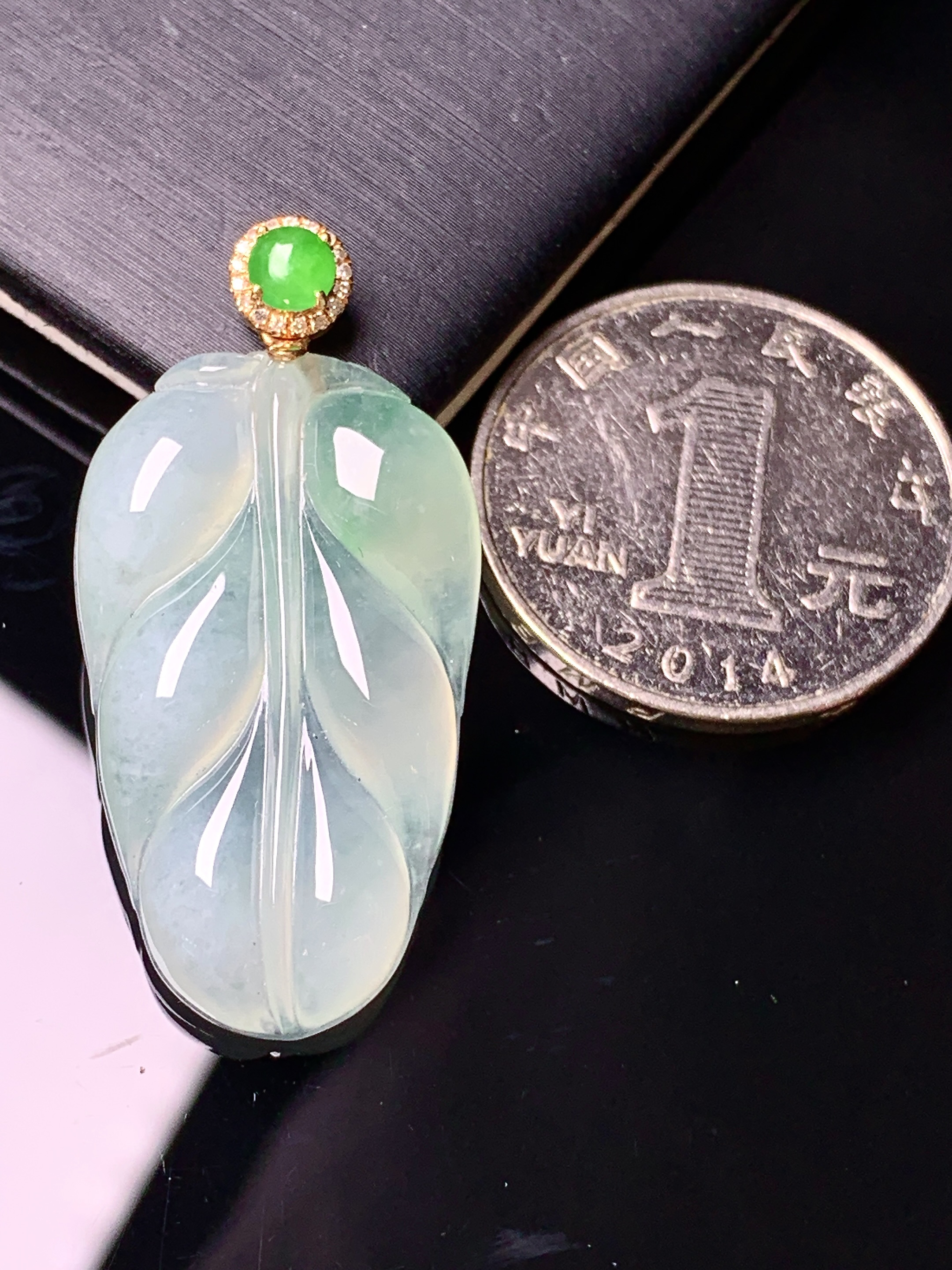 18k金钻镶嵌冰种树叶吊坠 玉质细腻 色泽艳丽清新 水润亮眼 整体尺寸38*18.5*5.5yz