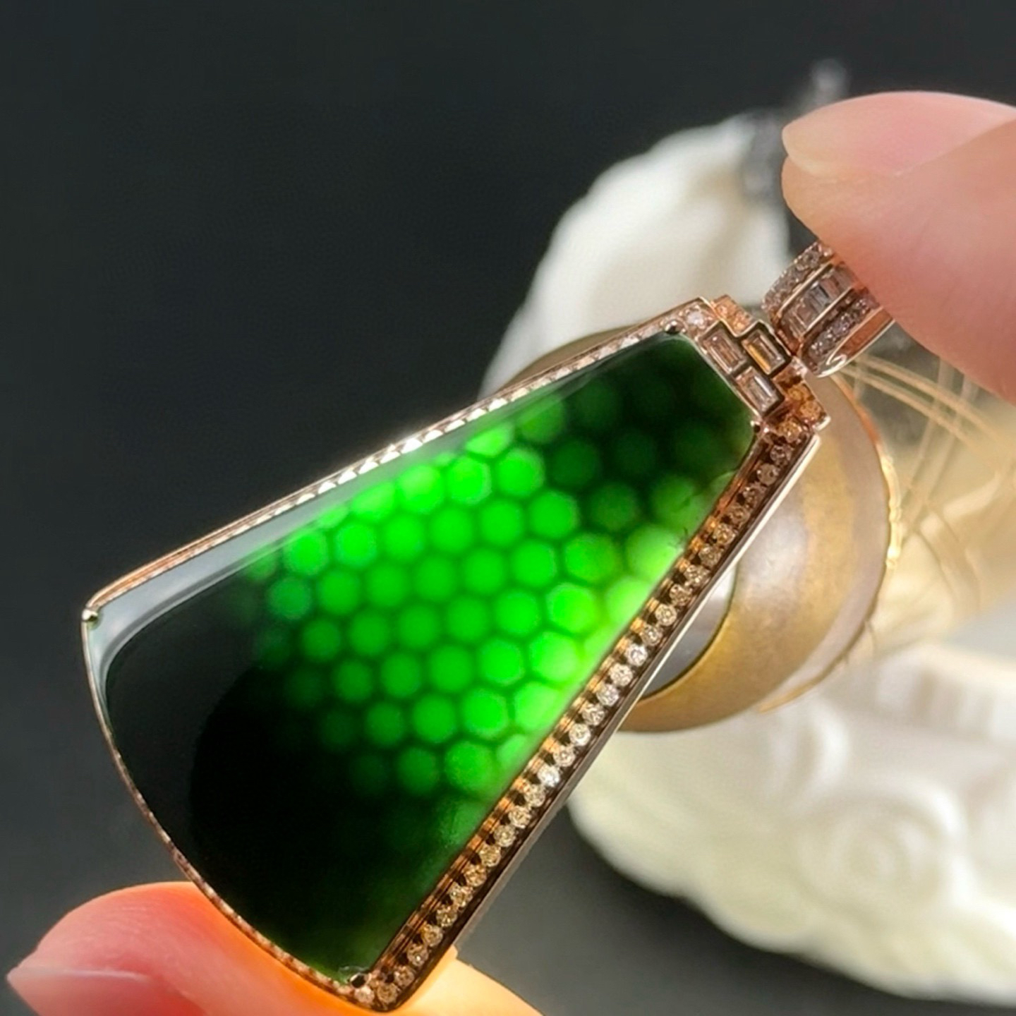 精品18k墨翠无事牌 种好色正 黑度极好 打灯通透 油性十足  尺寸43.3