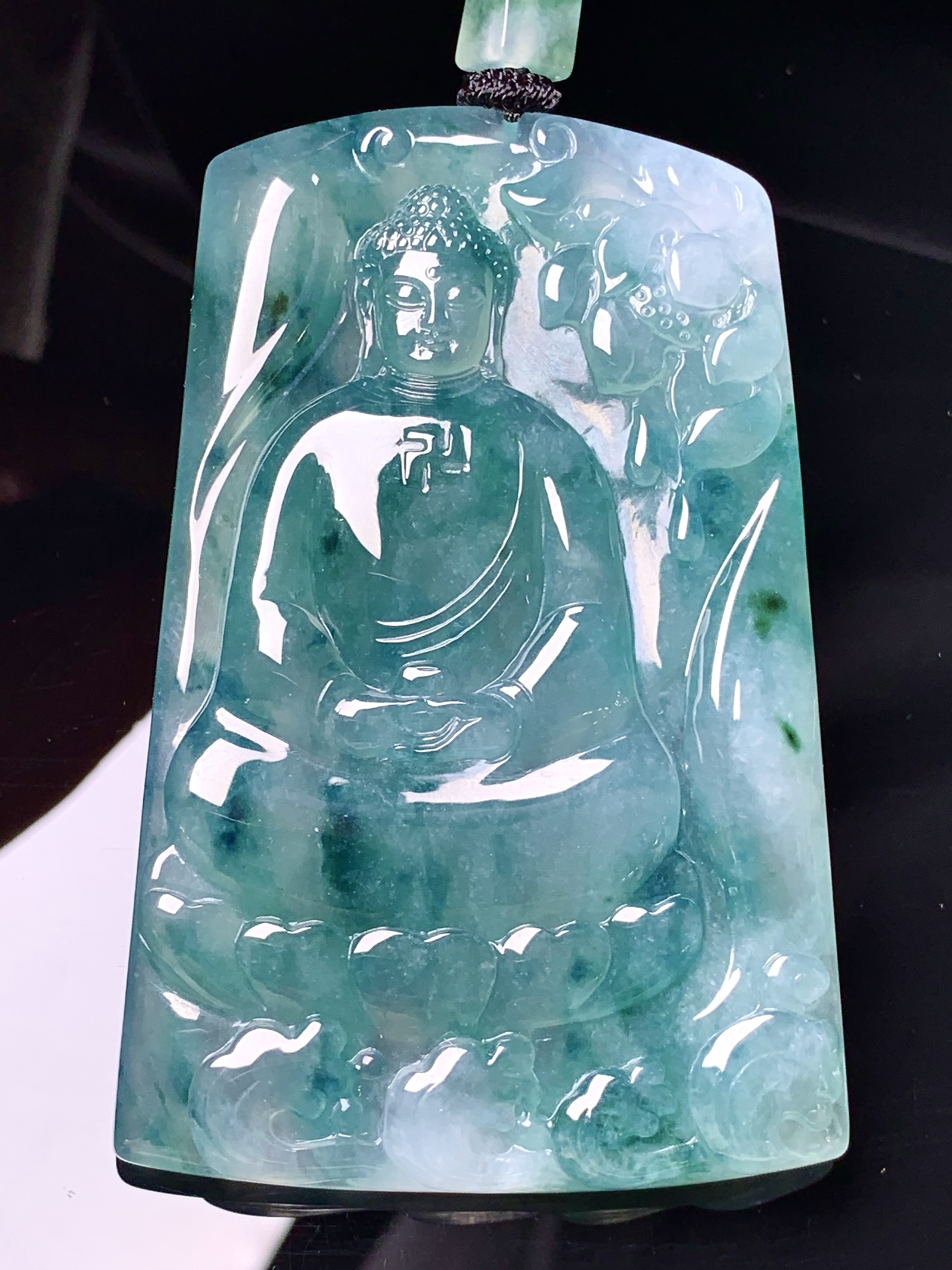 飘绿大日如来佛祖吊坠 玉质细腻 色泽艳丽清新 水润亮眼 整体尺寸68.6*45.2*6.3L1