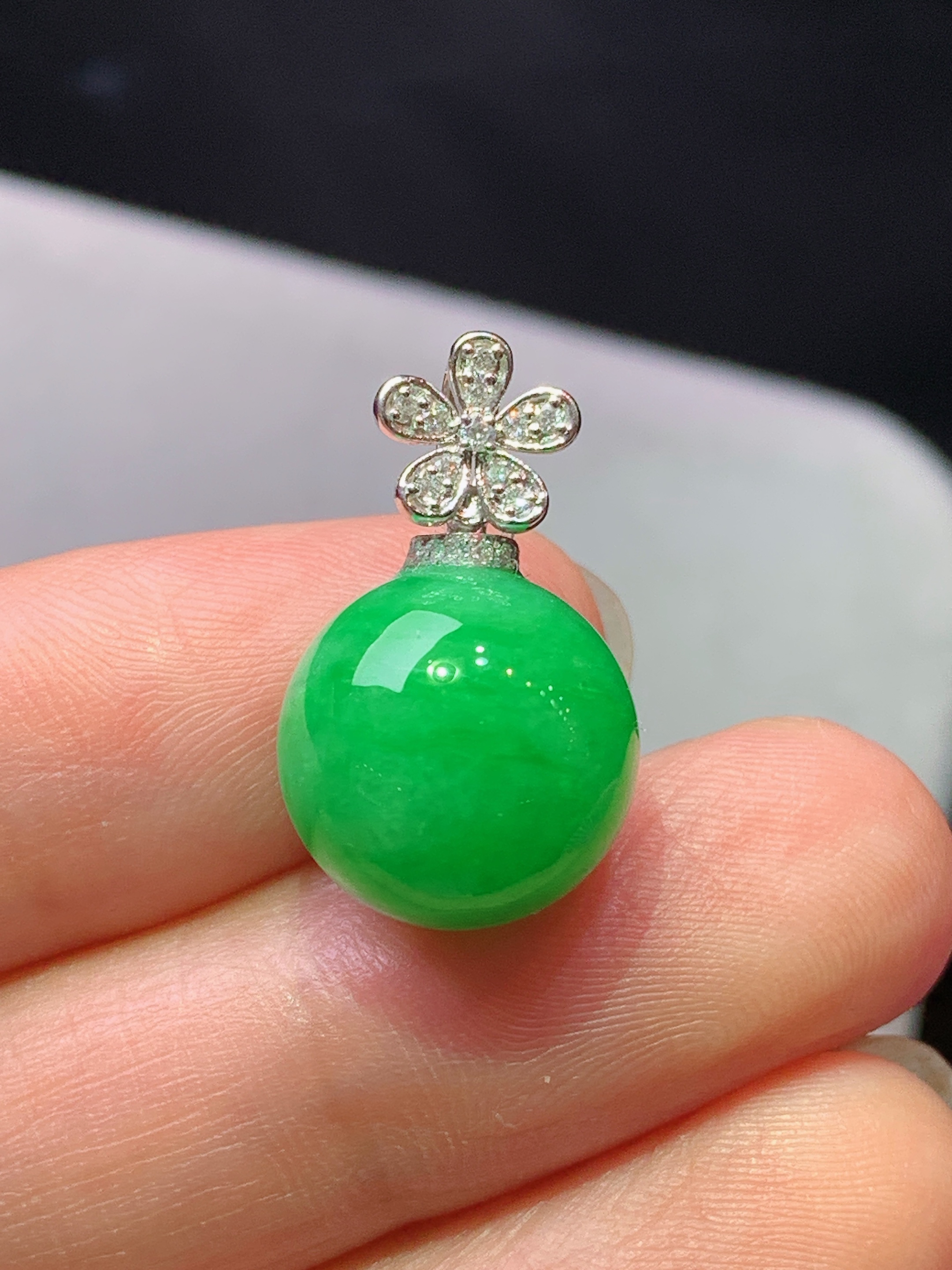 18k金钻镶嵌阳绿圆珠吊坠 玉质细腻 色泽艳丽清新 水润亮眼 整体尺寸20.6*12.5b5